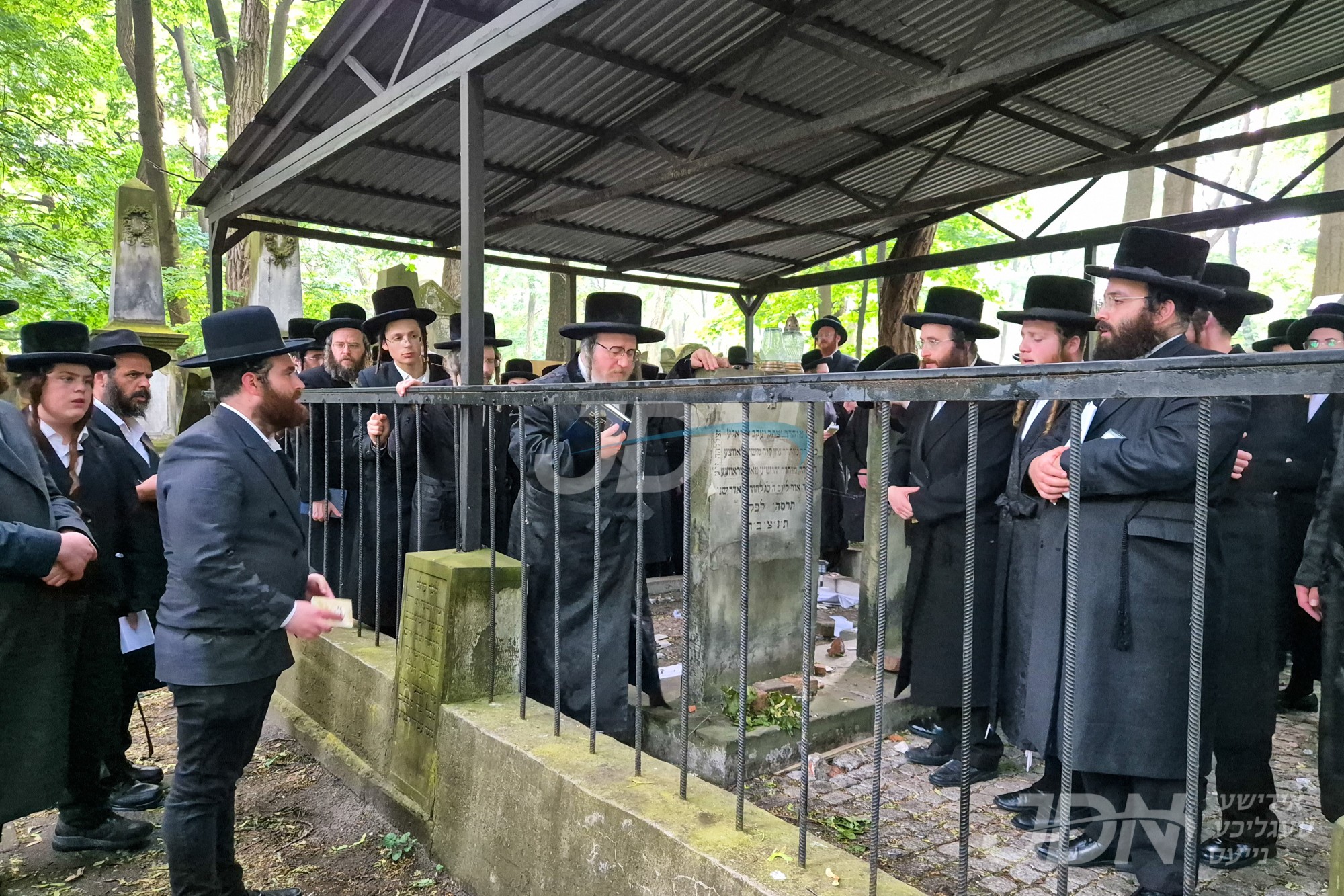 מסע הקודש &#039;תרעין פתיחין&#039; לרגל חנוכת המקוה החדש והמפואר אינעם בנין הכנסת האורחים &#039;דער ביאלא הויף&#039; אינעם שטעטל פשיסחא אין פוילן בראשות האדמו&quot;ר מביאלא בני ברק