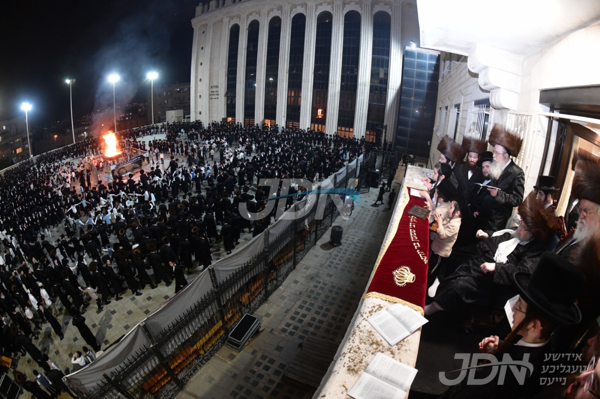 הדלקה ליל ל&quot;ג בעומר אין חצר הקודש בעלזא