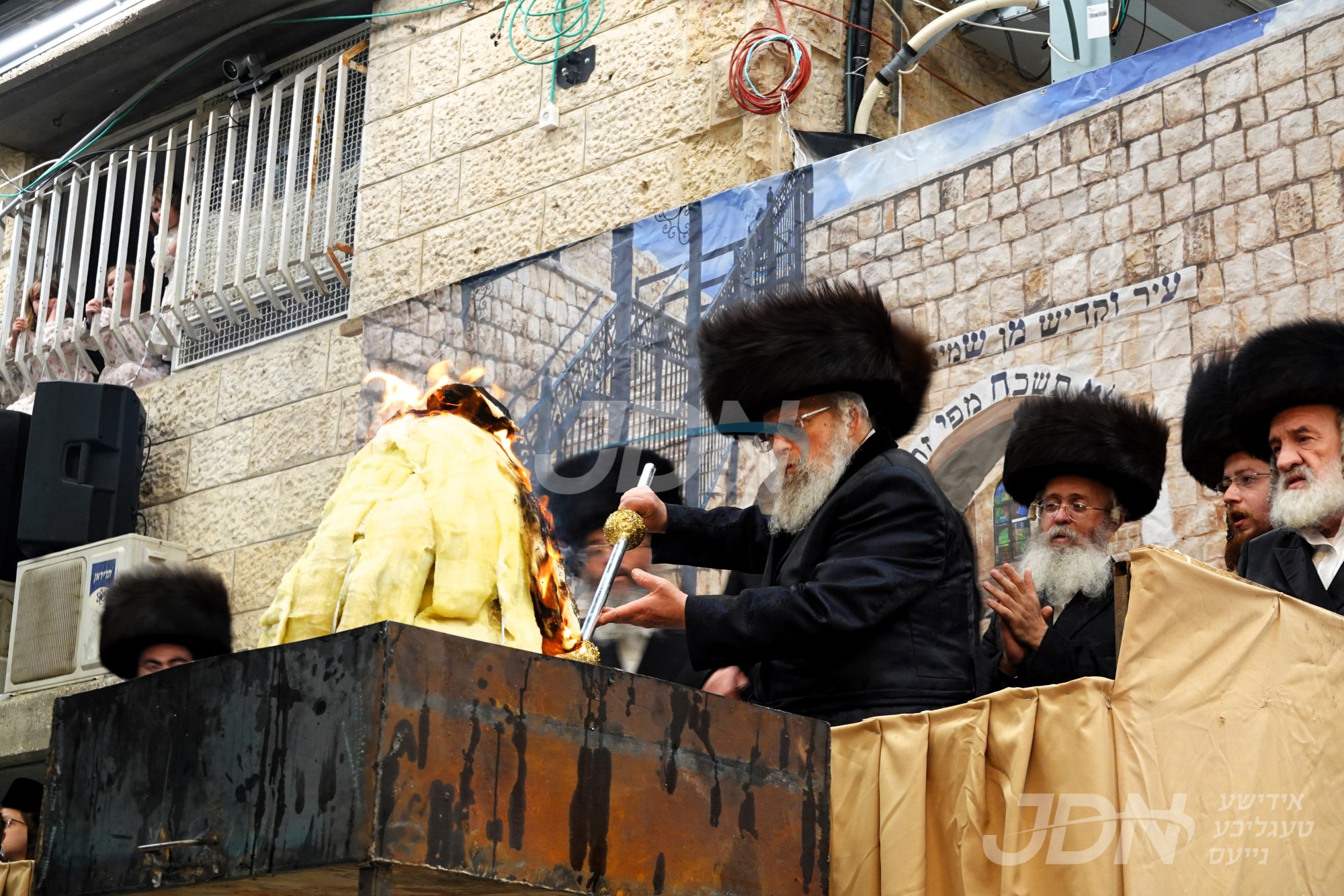 הדלקה ל&quot;ג בעומר אין חצר הקודש פינסק קארלין