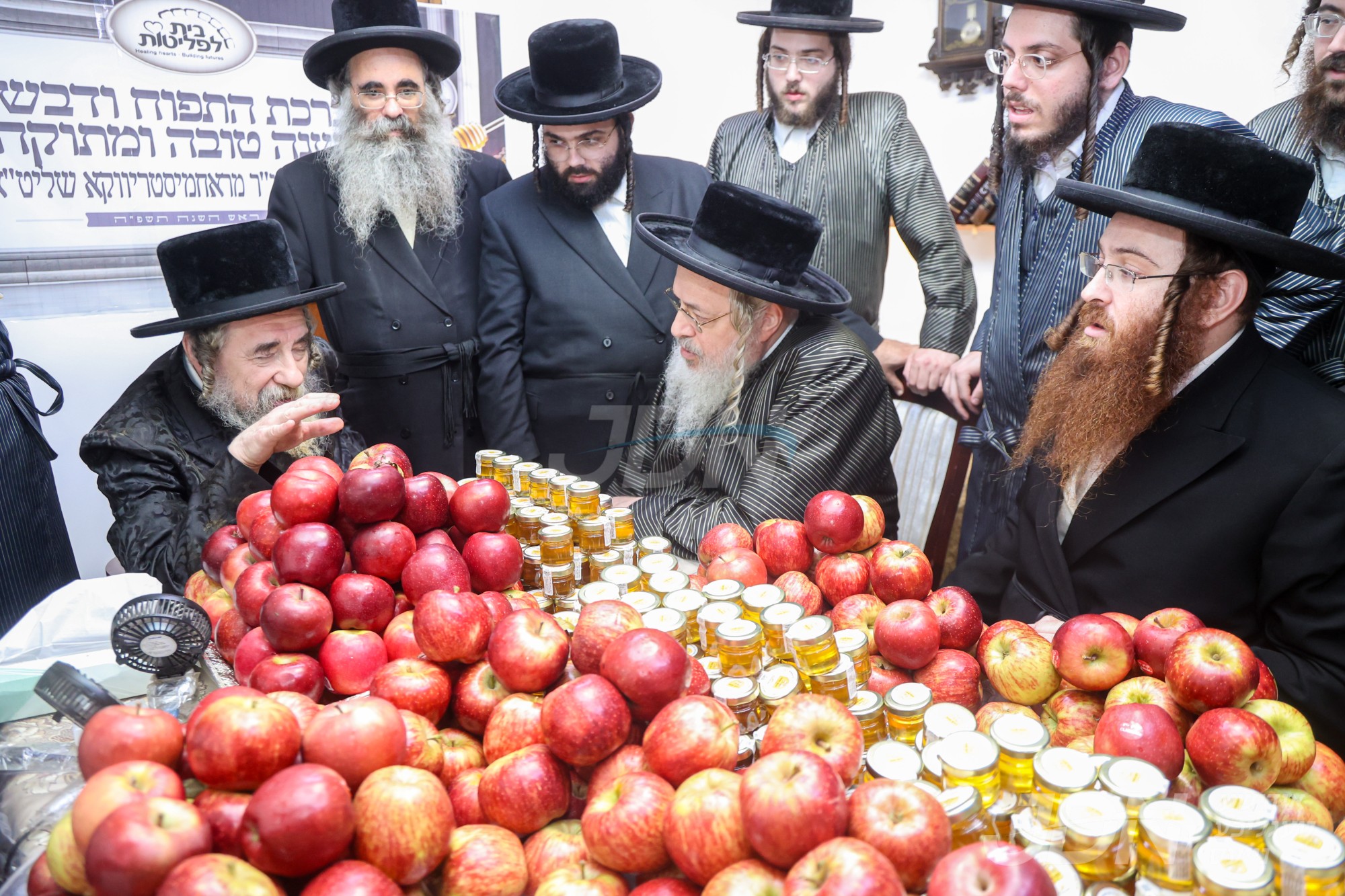 האדמו&quot;ר מראחמיסטריווקא ביים בענטשן עפל און האניג פאר די קינדער פון אלע אפטיילונגען פונעם מוסדות בית לפליטות