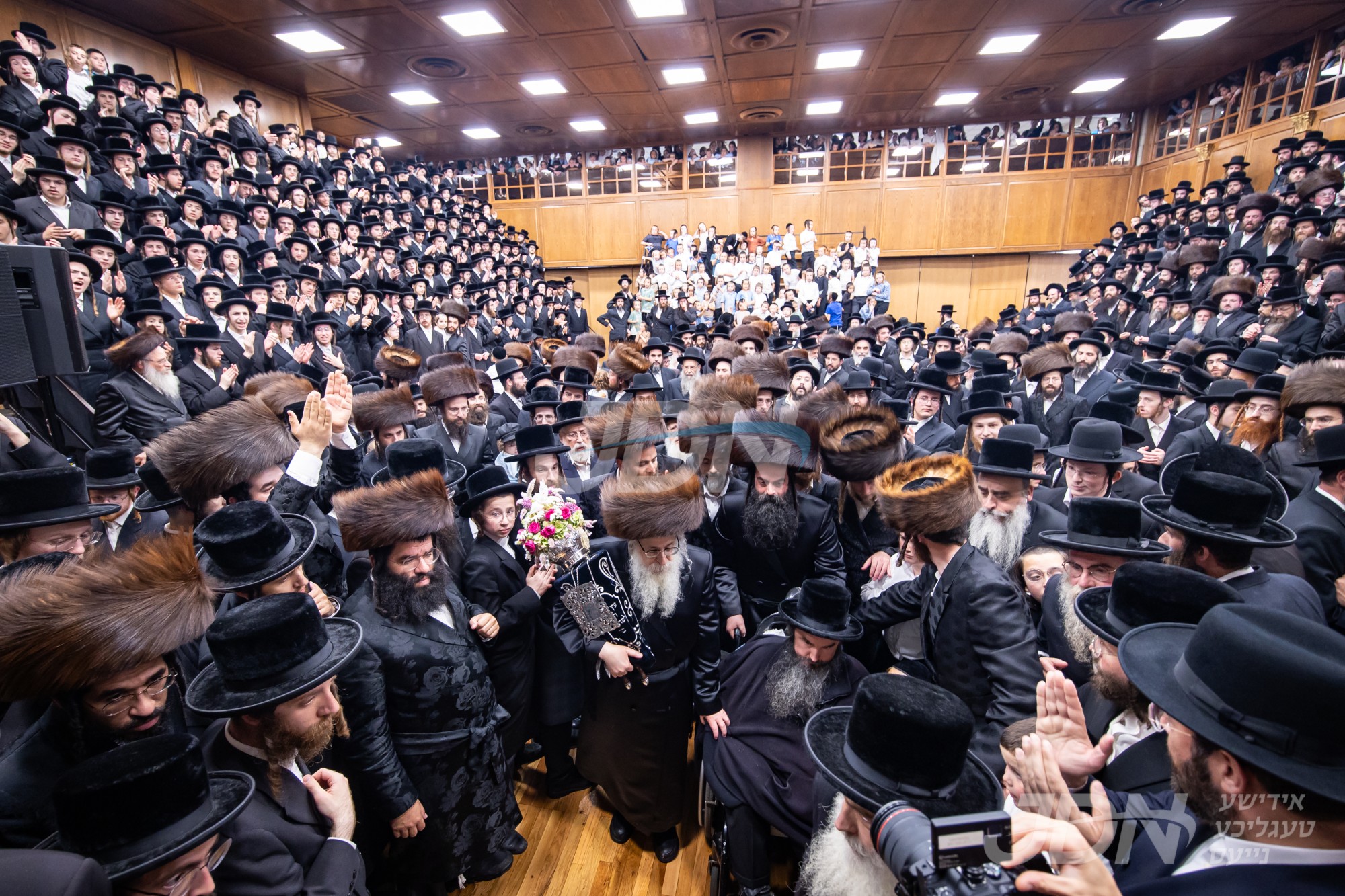 הכנסת ספר תורה צו ביהמ&quot;ד הגדול צאנז קלויזענבורג אין בארא פארק