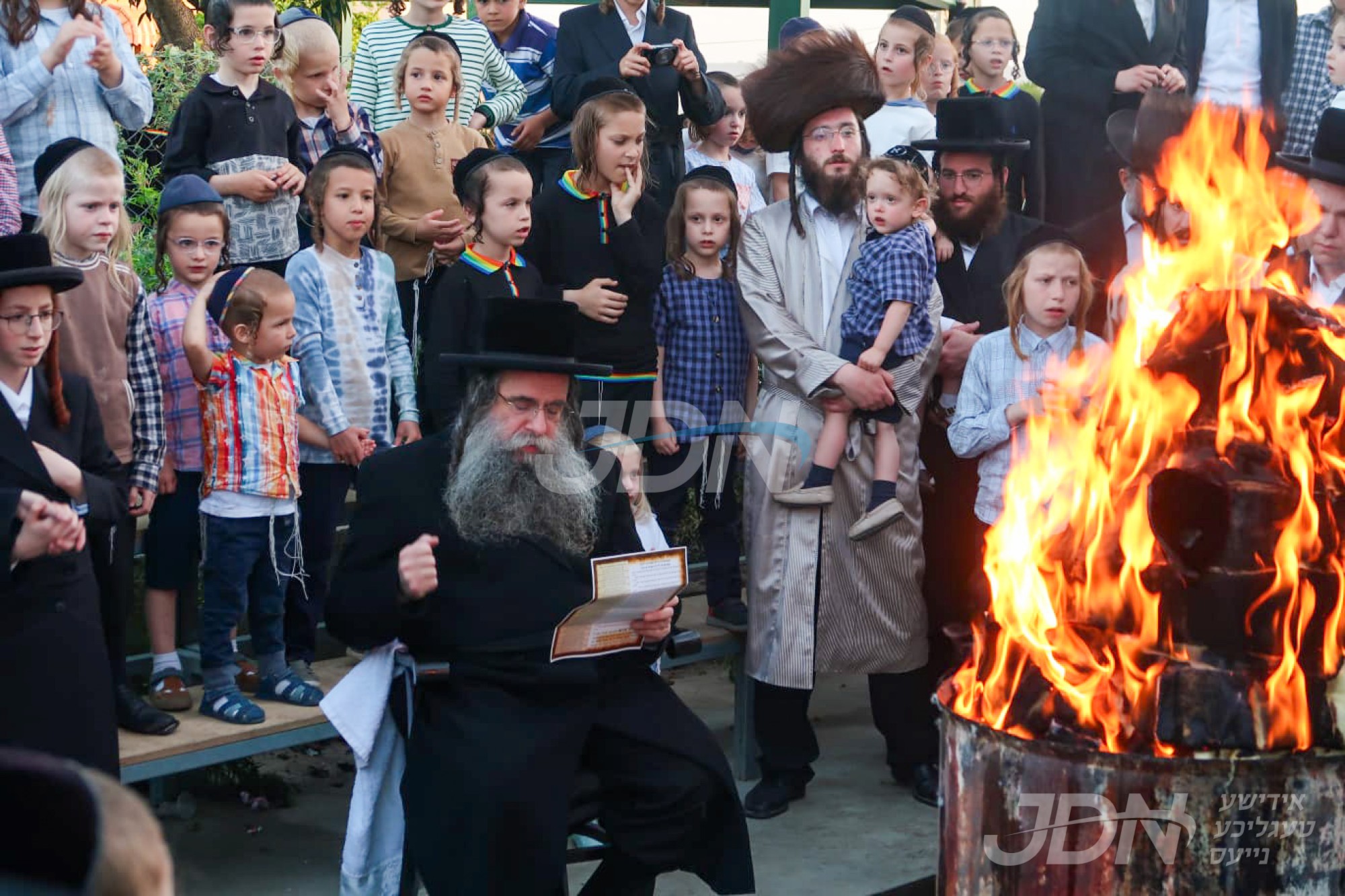 הדלקה און טיש ל&quot;ג בעומר אין חצר הקודש לעלוב