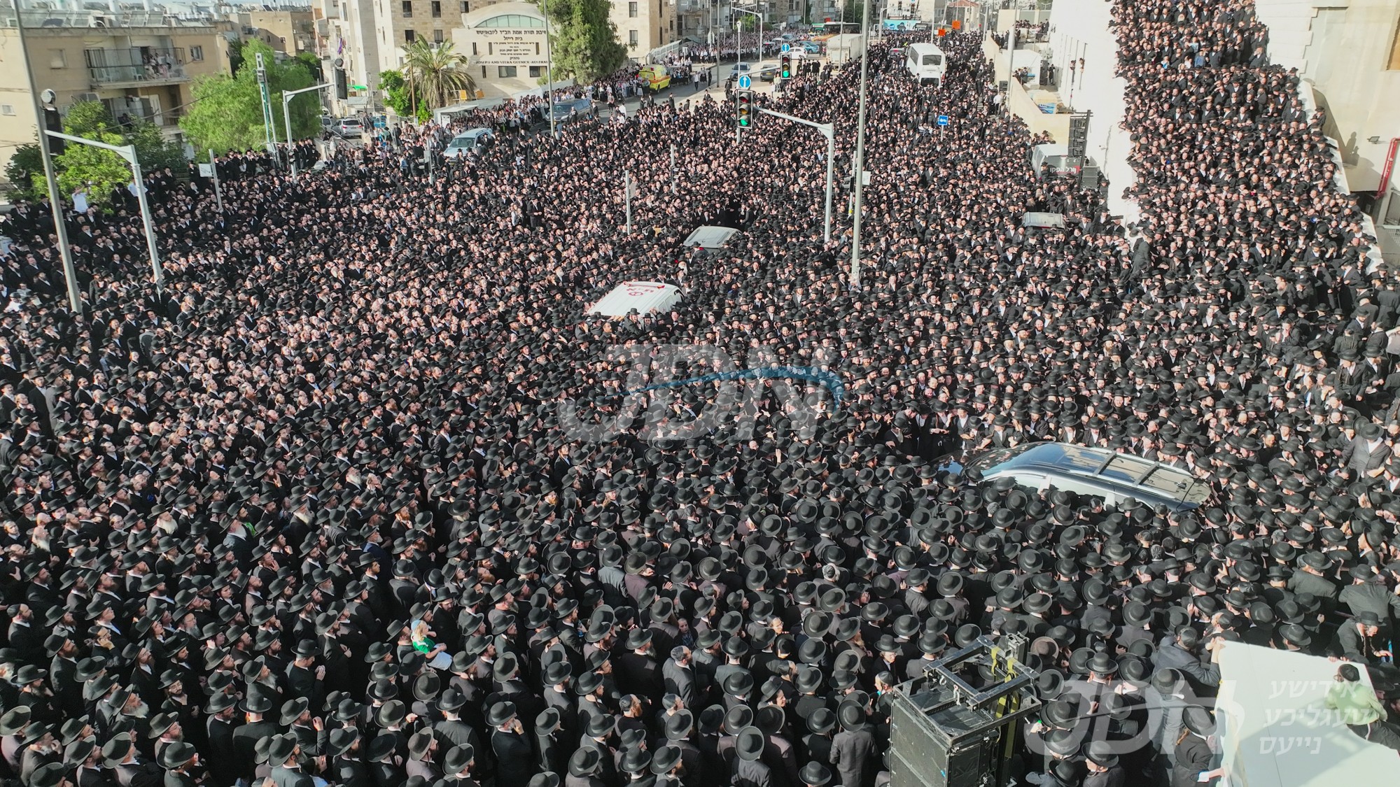 טויזענטער חסידי גור באגלייטן די מיטה פון הרבנית הצדיקת הישישה מגור ע&quot;ה - באריכט און בילדער