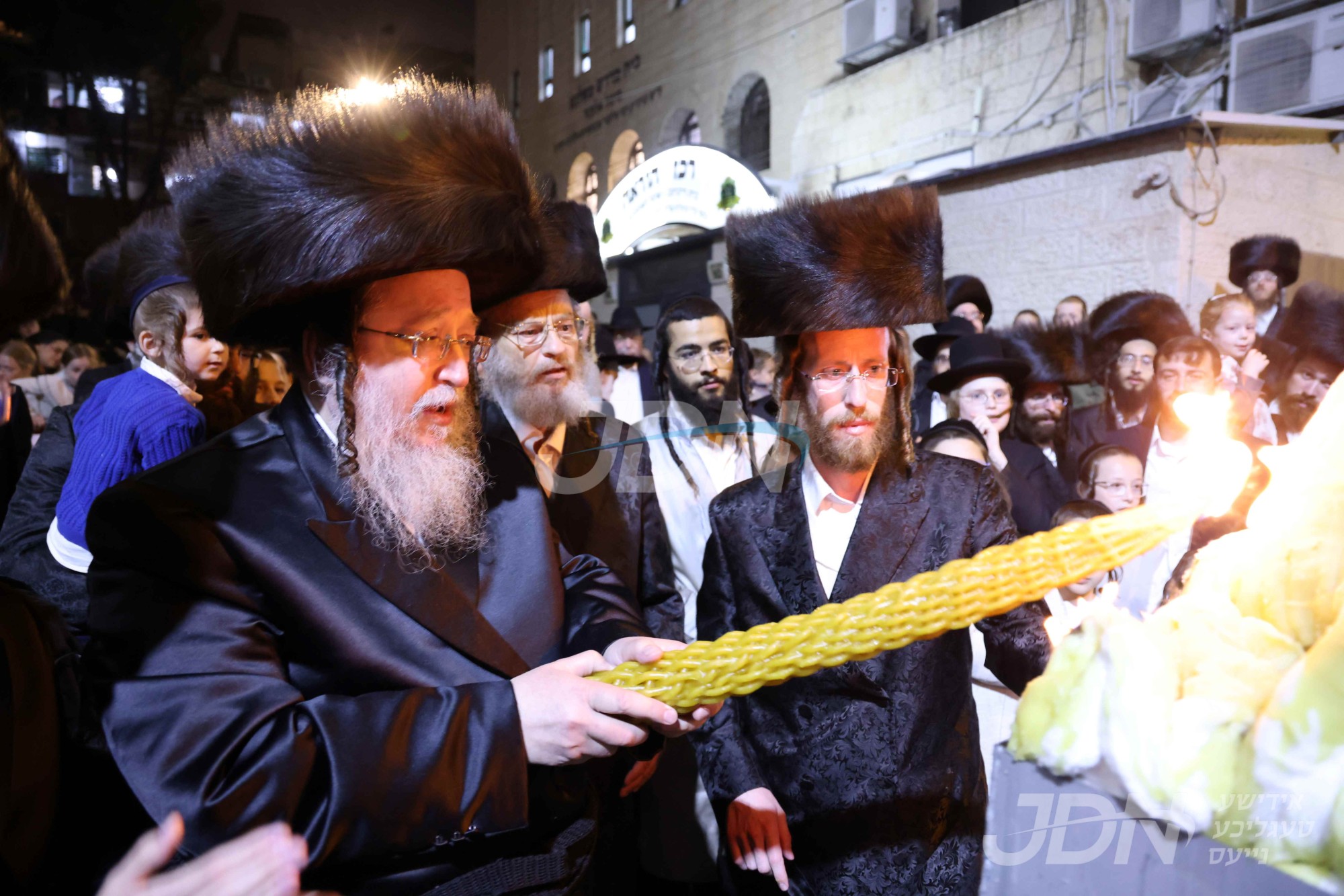 הדלקה ל&quot;ג בעומר אין חצר הקודש סאווראן