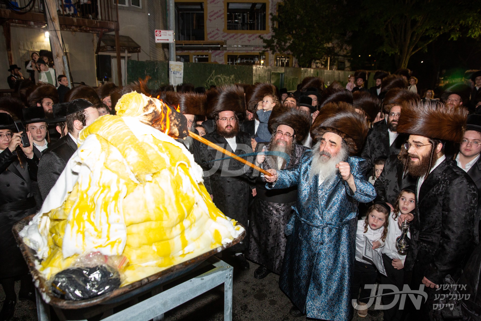 הדלקה ל&quot;ג בעומר אין חצר הקודש זידיטשויב