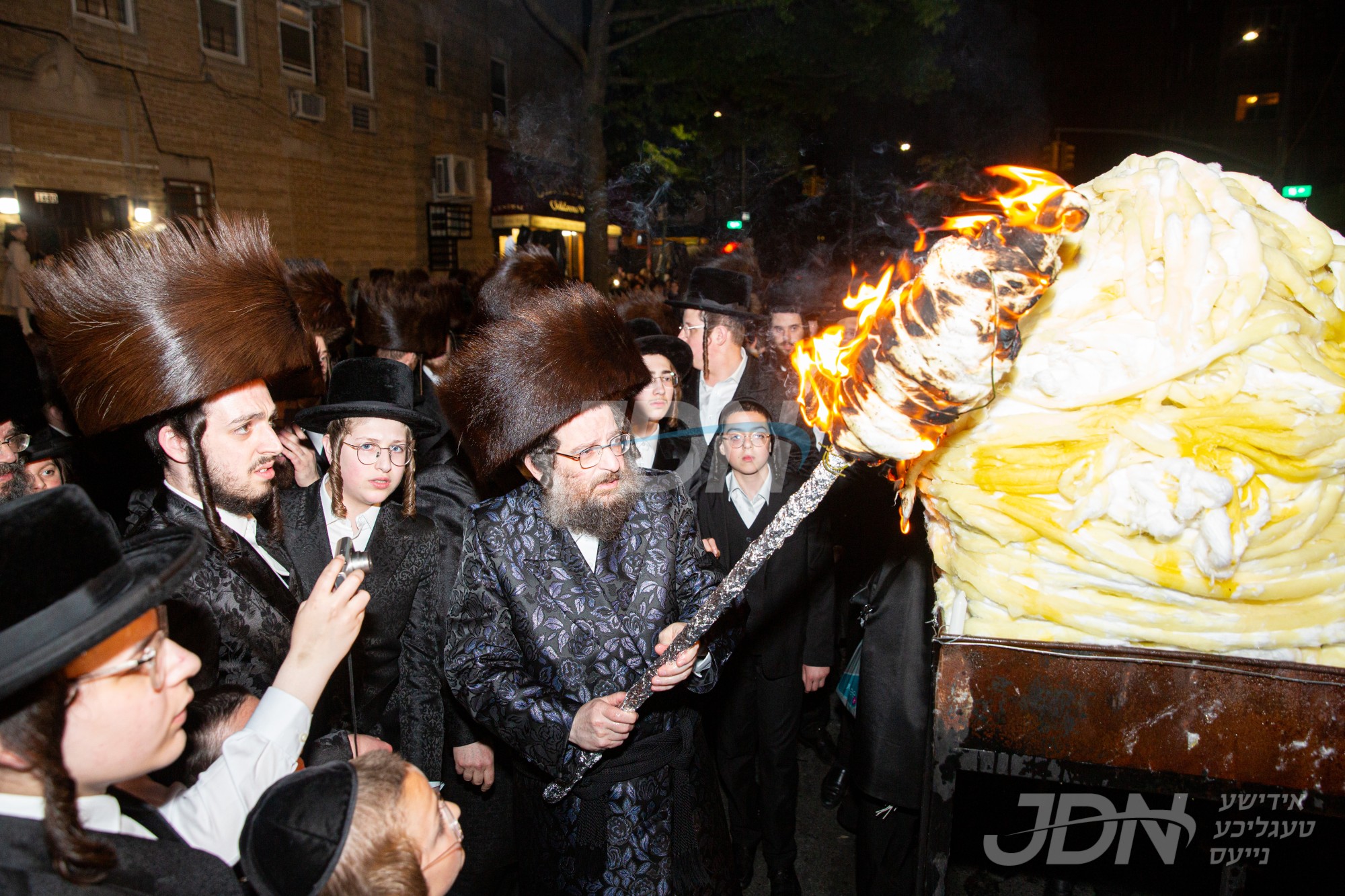 הדלקה ל&quot;ג בעומר אין חצר הקודש קראסנא