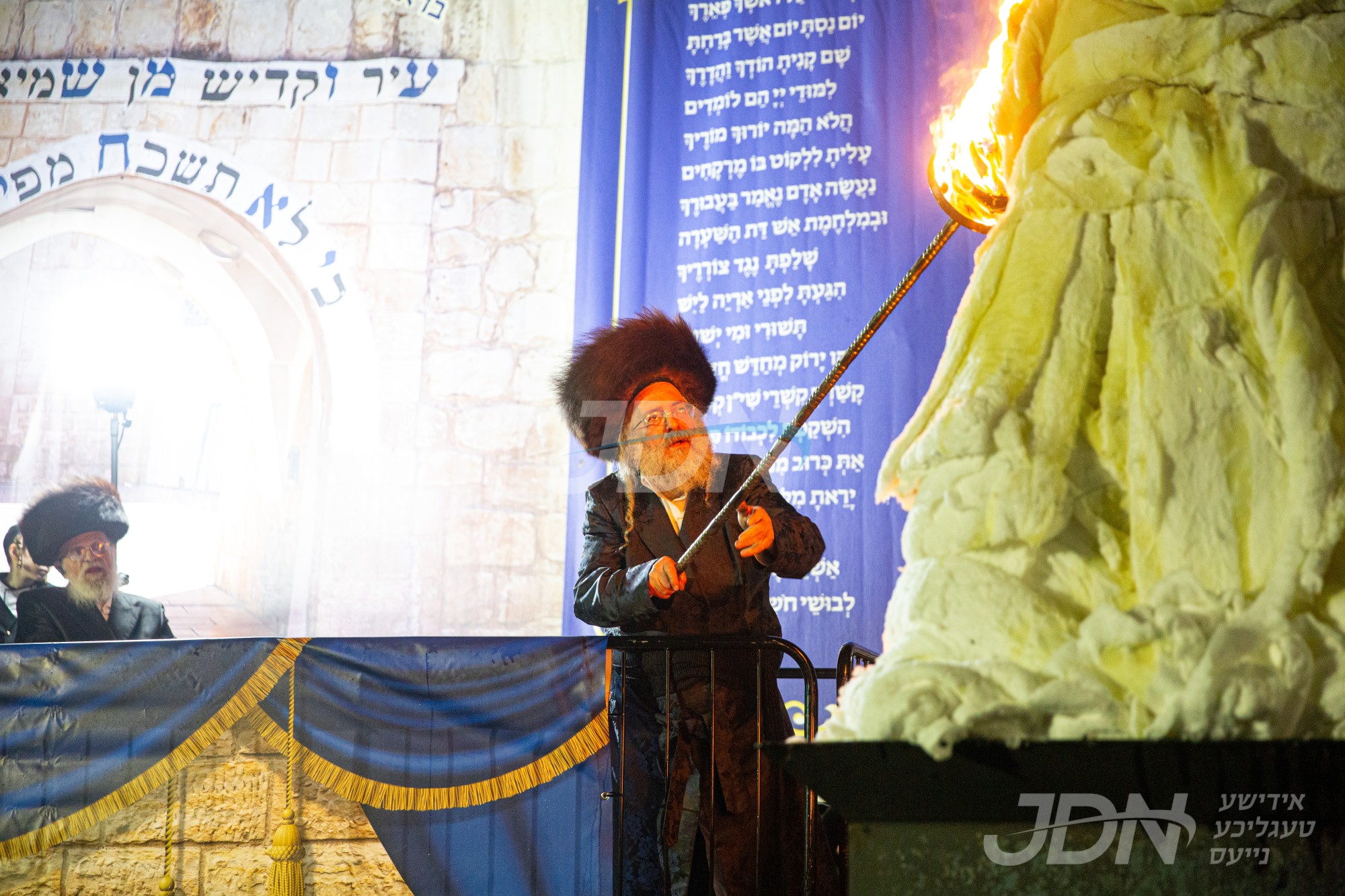 הדלקה ל&quot;ג בעומר אין חצר הקודש לעלוב