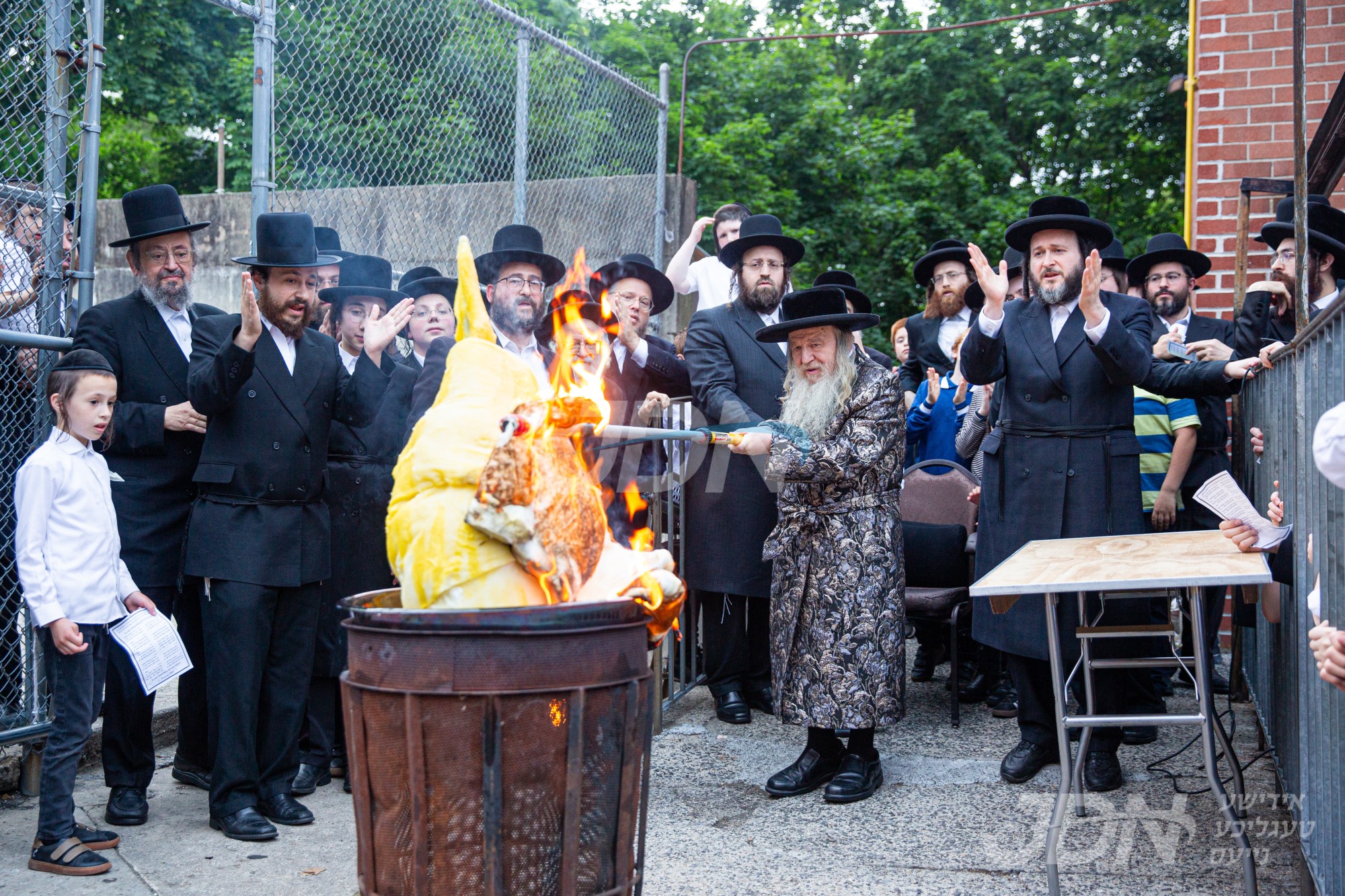 הדלקה ל&quot;ג בעומר אין חצר הקודש צאנז זמיגראד