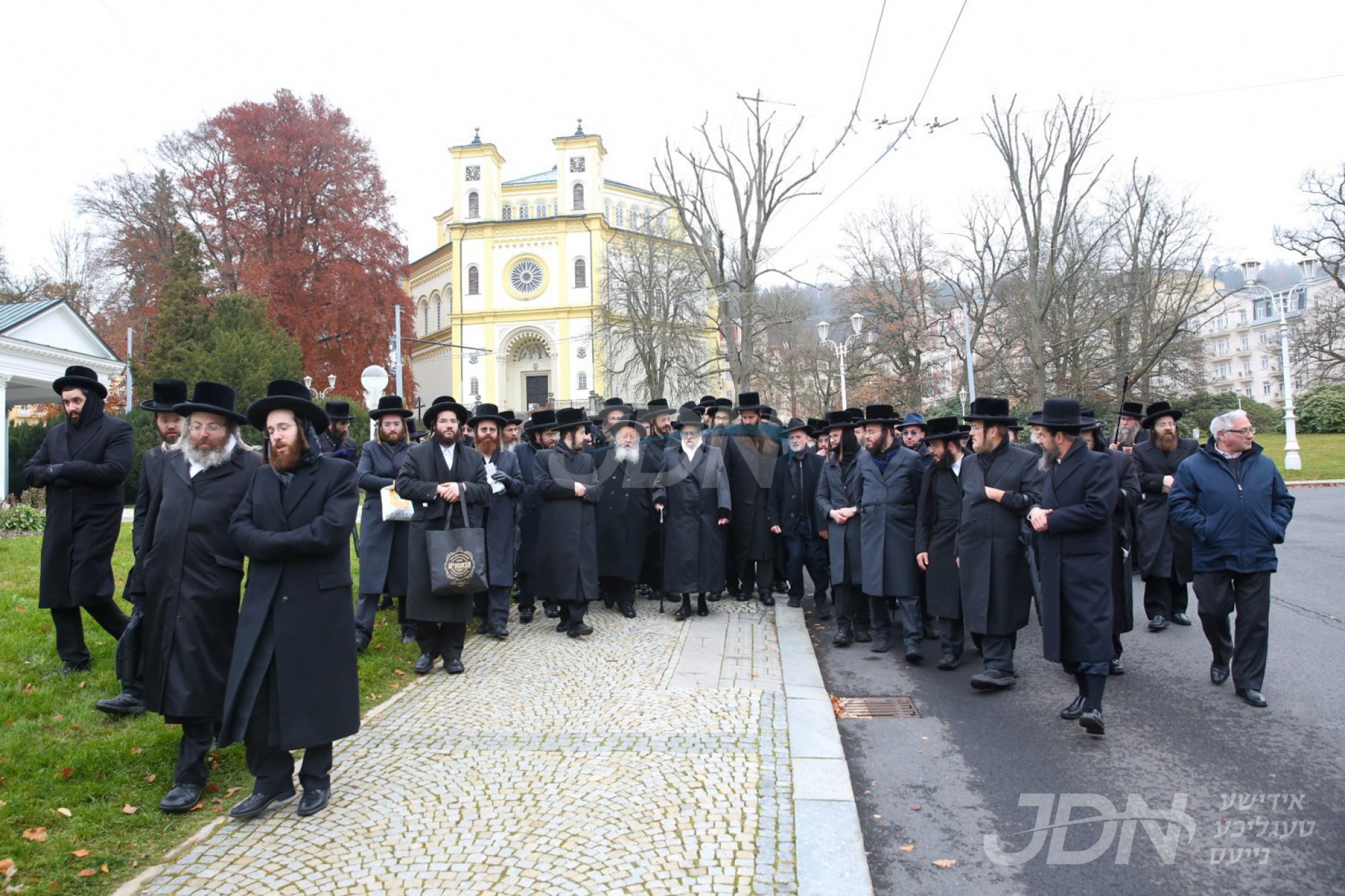 האדמו&quot;ר מסערט וויזניץ אויף א נסיעה צו מארינבאד מיט נגידי ותומכי המוסדות