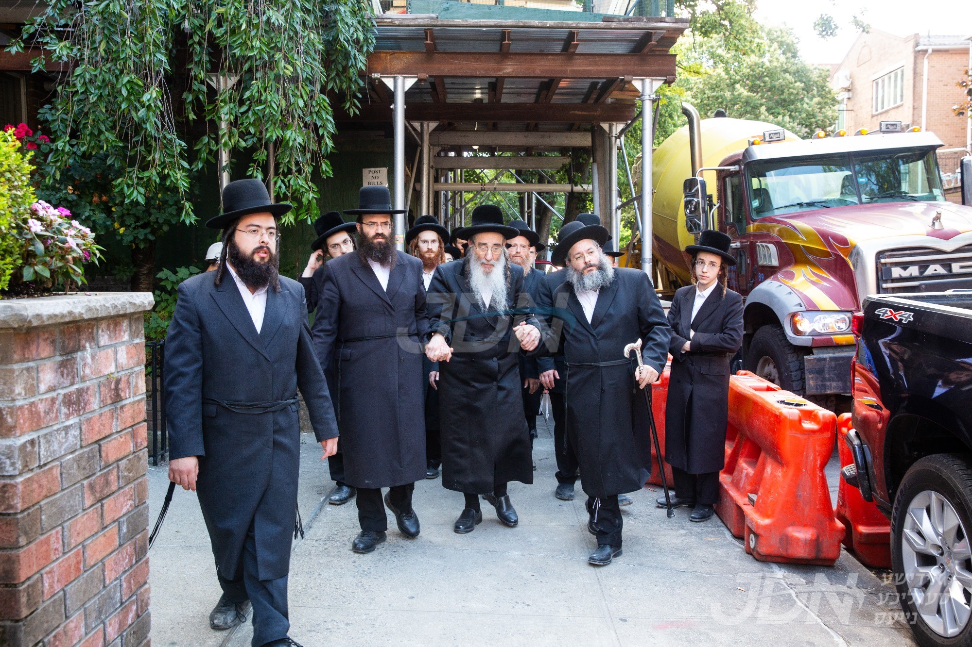 ארבעה חדשים כבמחזה - האדמו&quot;ר מאלכסנדר וועט באשיינען חנוכת הבית פארן נייעם שטיבל אין בארא פארק