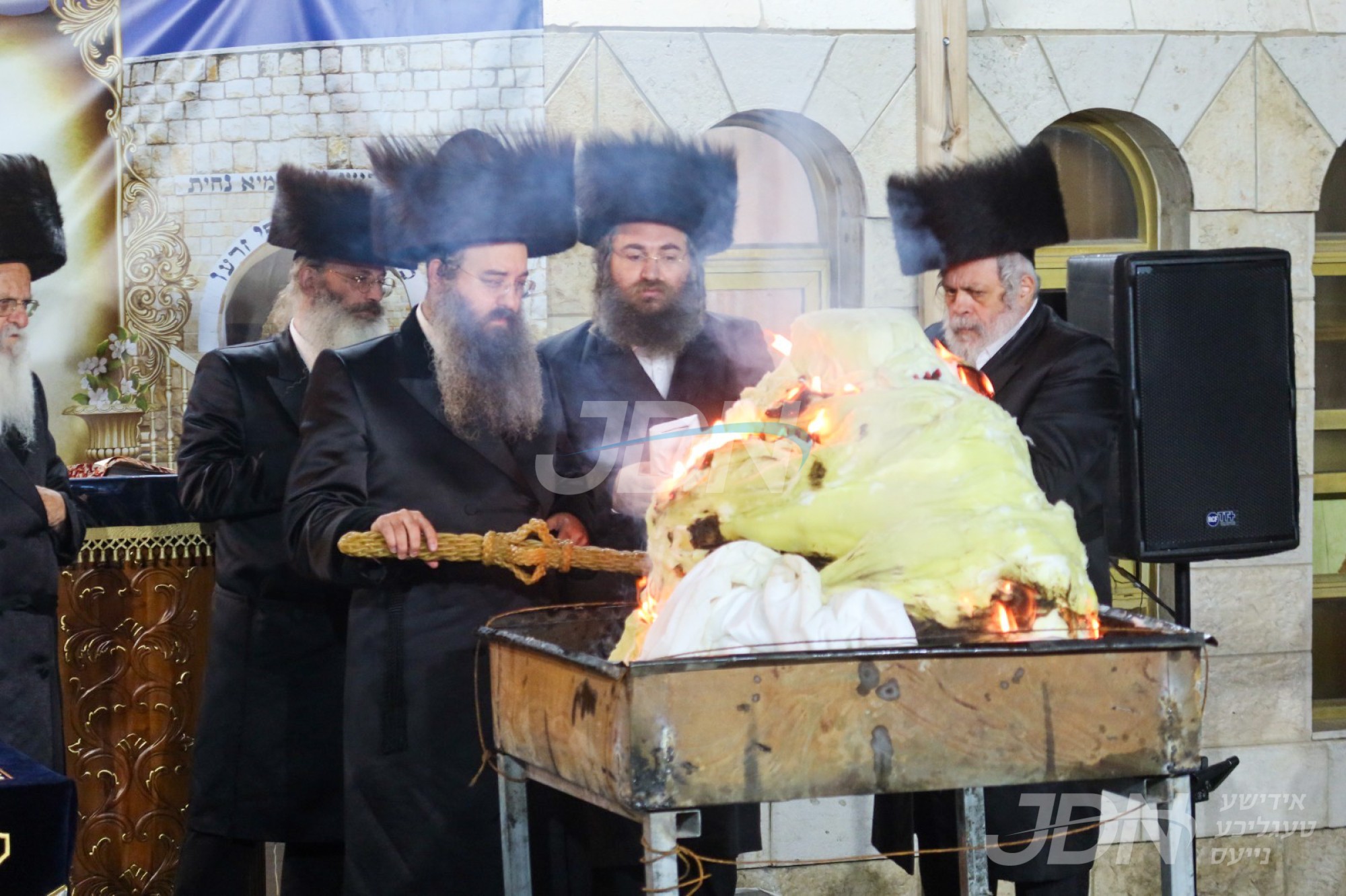 הדלקה ל&quot;ג בעומר אין חצר הקודש סאדיגורה ירושלים