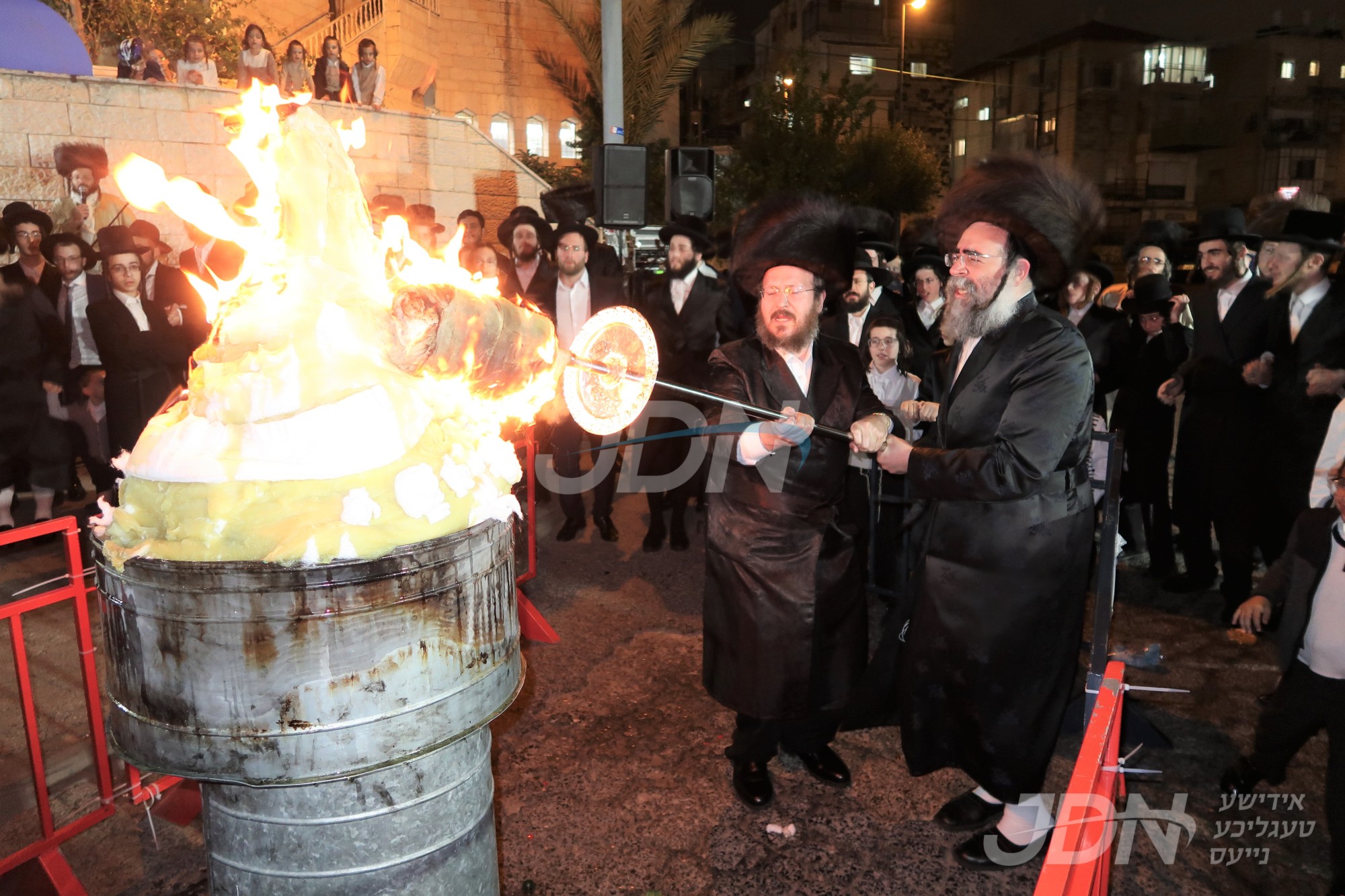 הדלקה ל&quot;ג בעומר אין חצר הקודש עבודת הלב ליעזש