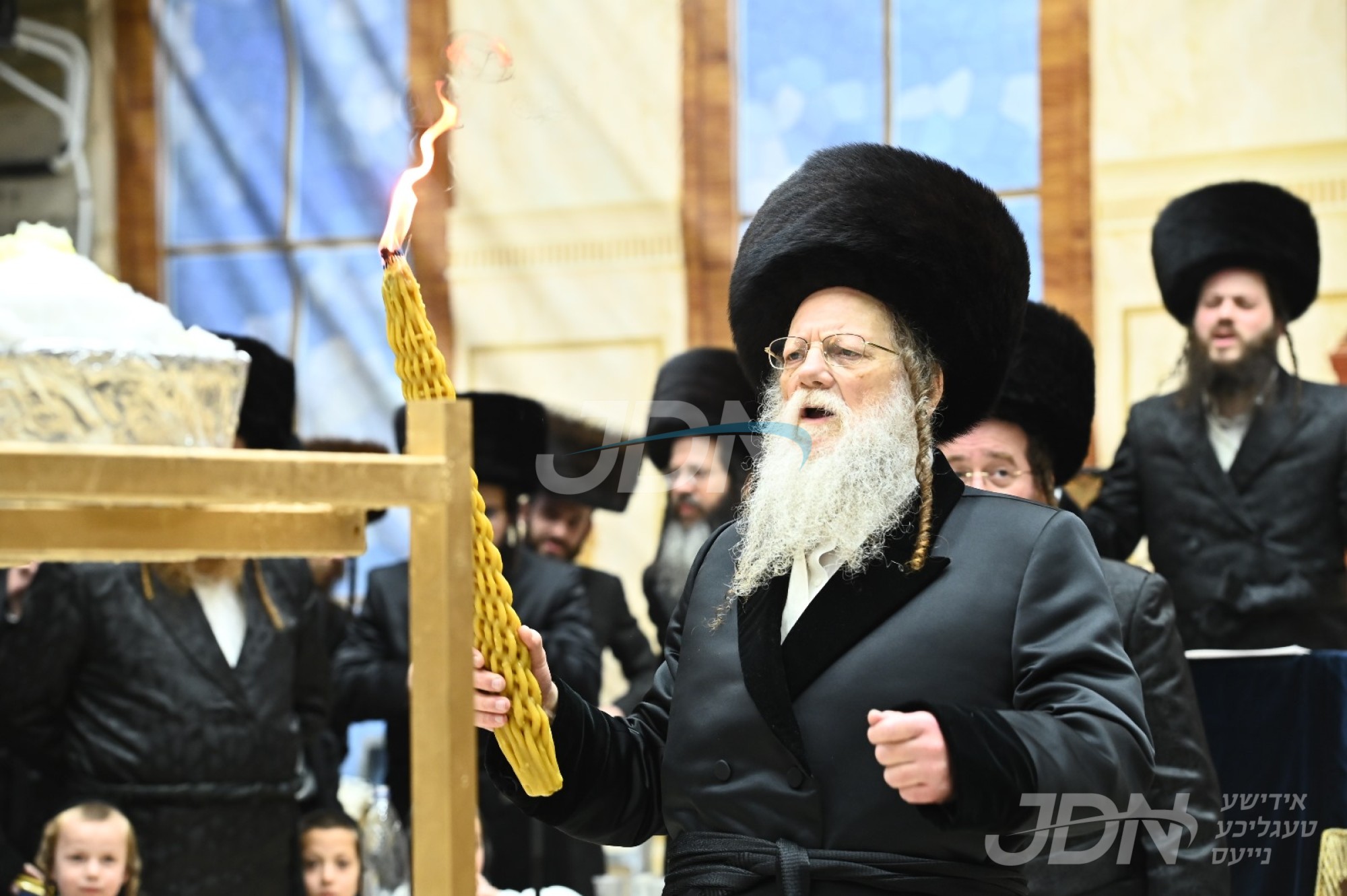 הדלקה ל&quot;ג בעומר אין חצר הקודש מאדזיץ