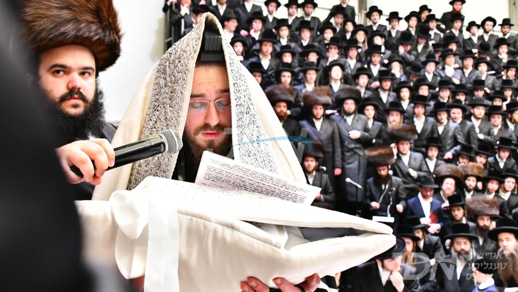 הונדערטער חסידים ביים שמחת הברית בחצר הקודש סאדיגורא