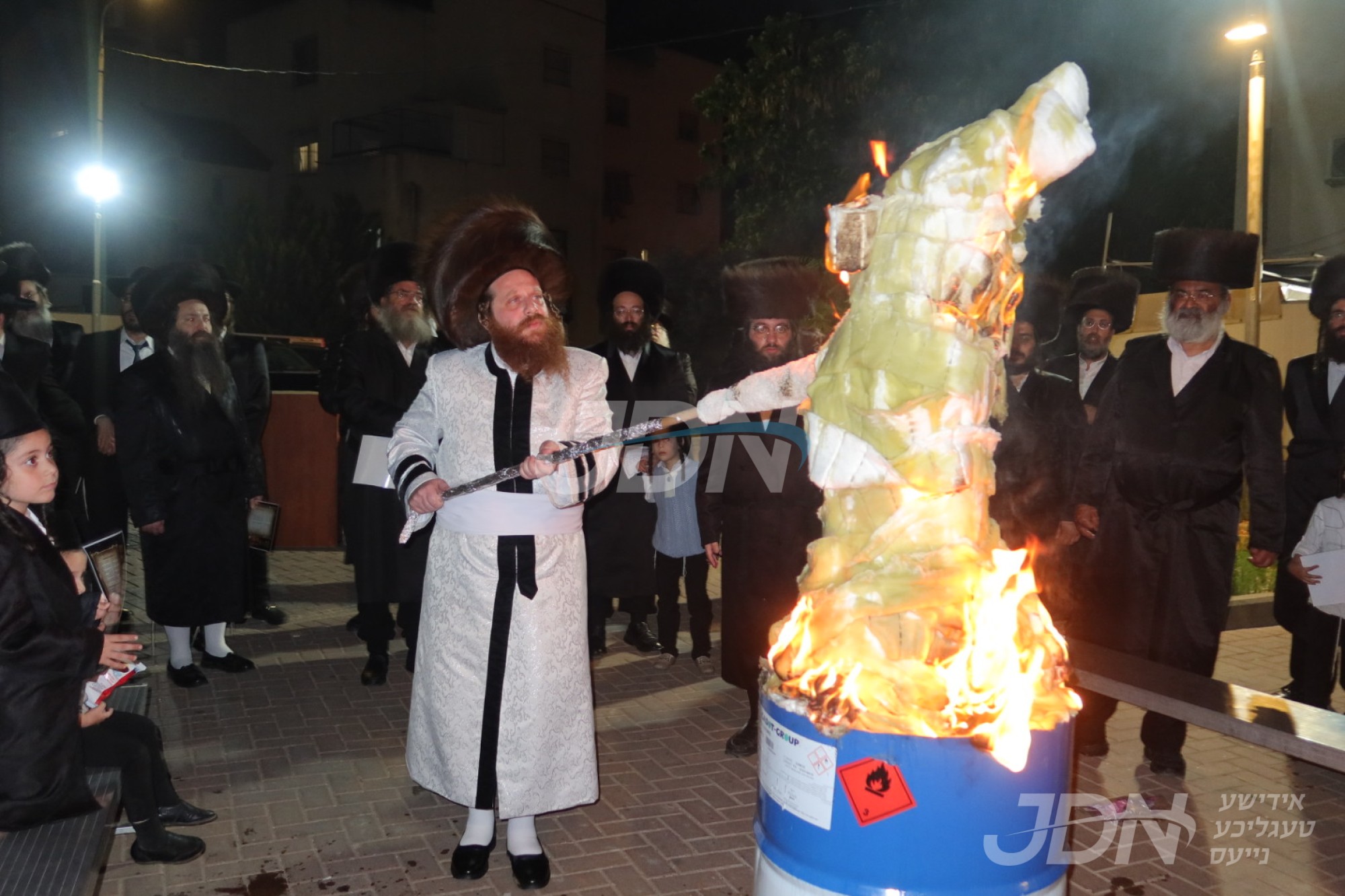 הדלקה ל&quot;ג בעומר אין חצר הקודש מיאלען