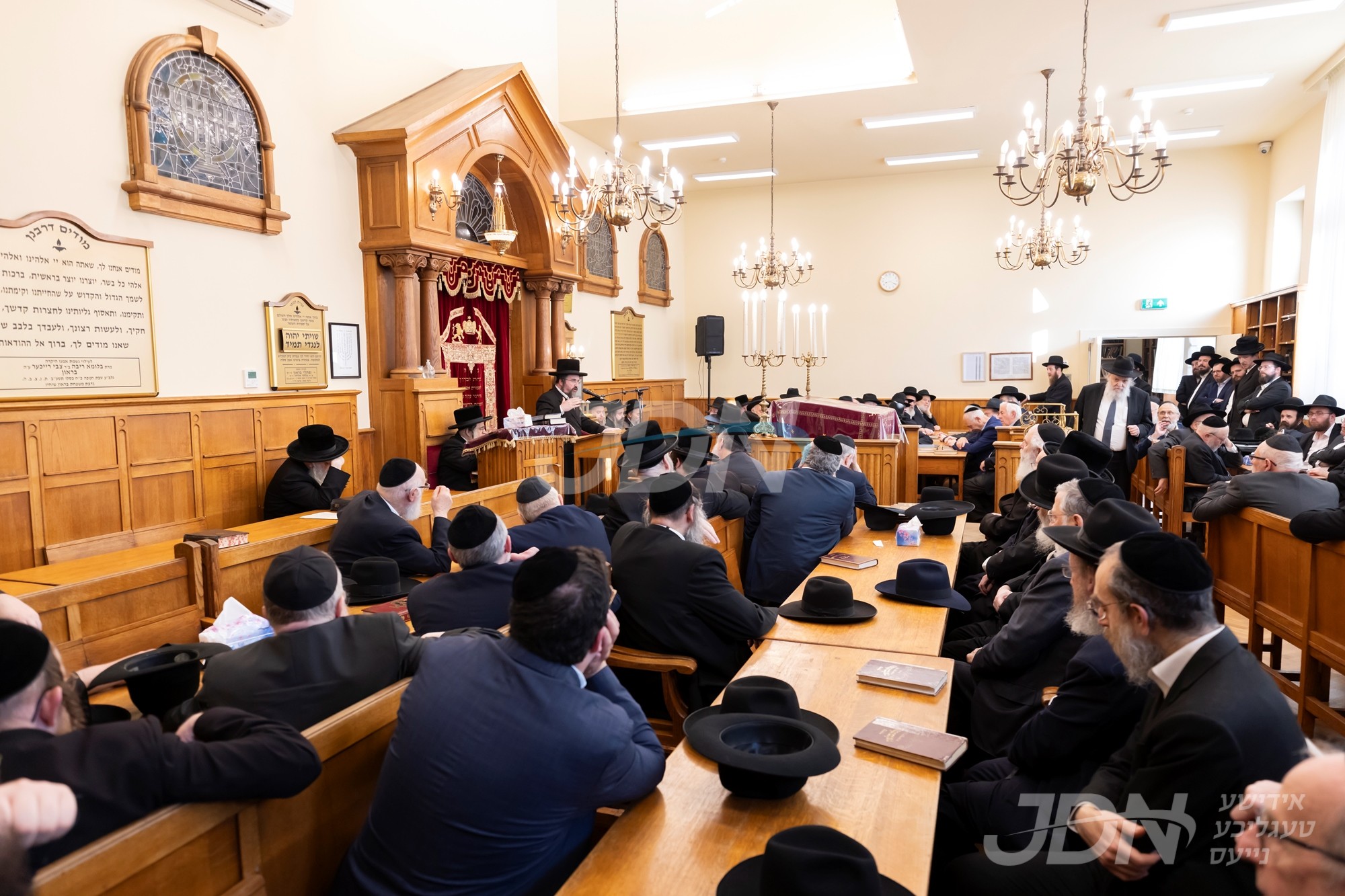 עצרת הספד אין ביהמ&quot;ד אוסטען ככלות השלושים צום פטירה פון הגה&quot;צ רבי אליעזר פרייפעלד זצ&quot;ל מראשי ישיבת עץ חיים ווילרייק און רב ביהמ&quot;ד אייזענמאן