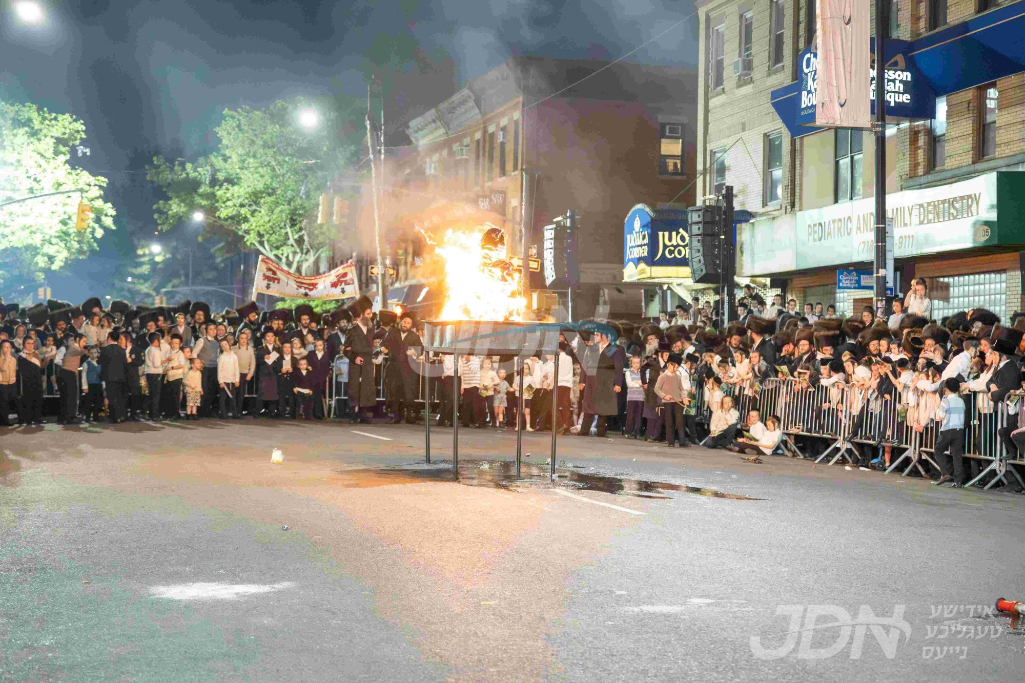 הדלקה ל&quot;ג בעומר אין קהילת בעלזא אין בארא פארק