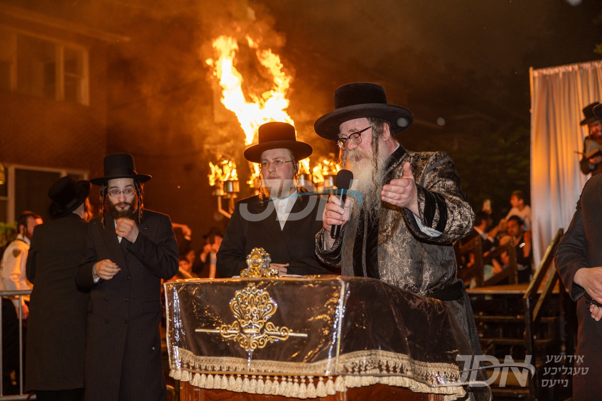 הדלקה ל&quot;ג בעומר אין חצר הקודש קאליש