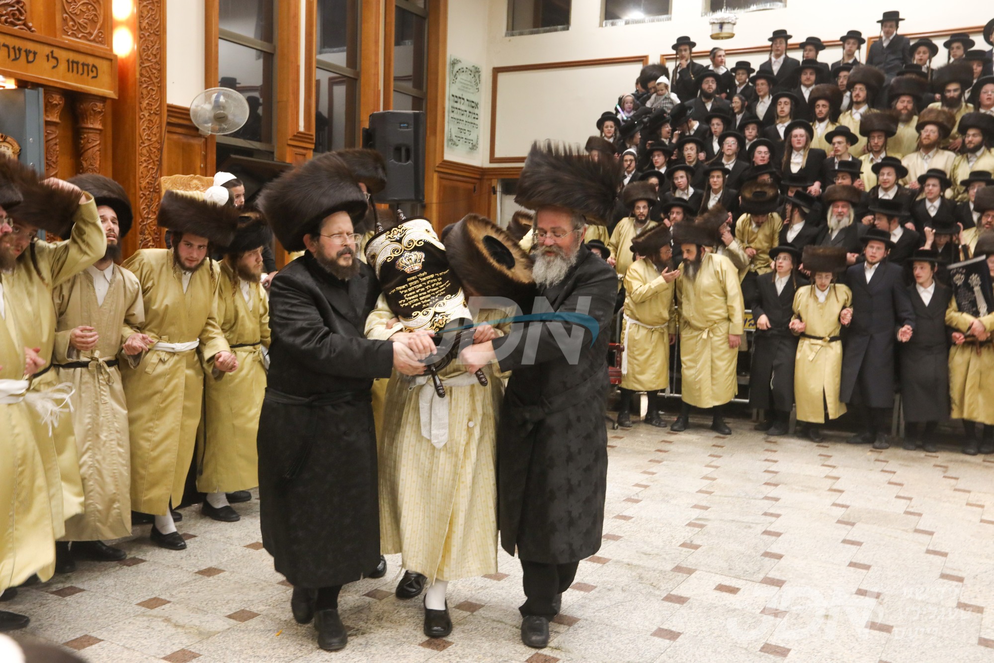 הכנסת ספר תורה צו ביהמ&quot;ד תולדות אברהם יצחק אין בית שמש