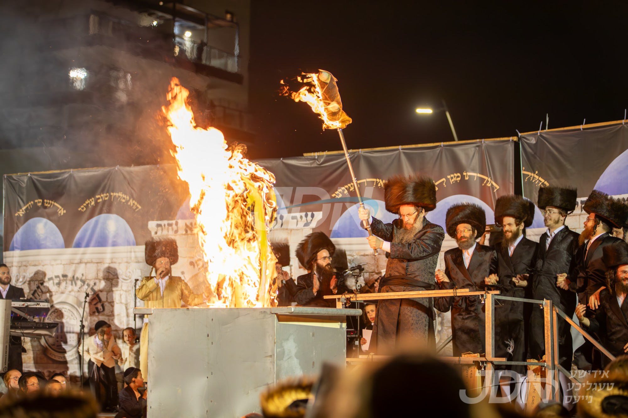 הדלקה און טיש ל&quot;ג בעומר אין חצר הקודש בראד