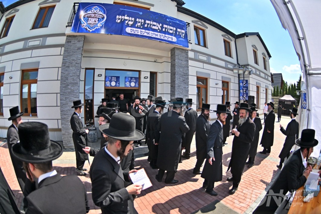 רבבות אלפי ישראל ביים יומא דהילולא קדישא פון מרן הרה"ק מצאנז זי"ע אין הכנסת אורחים צאנז בראשות האחים האדמורי"ם מצאנז