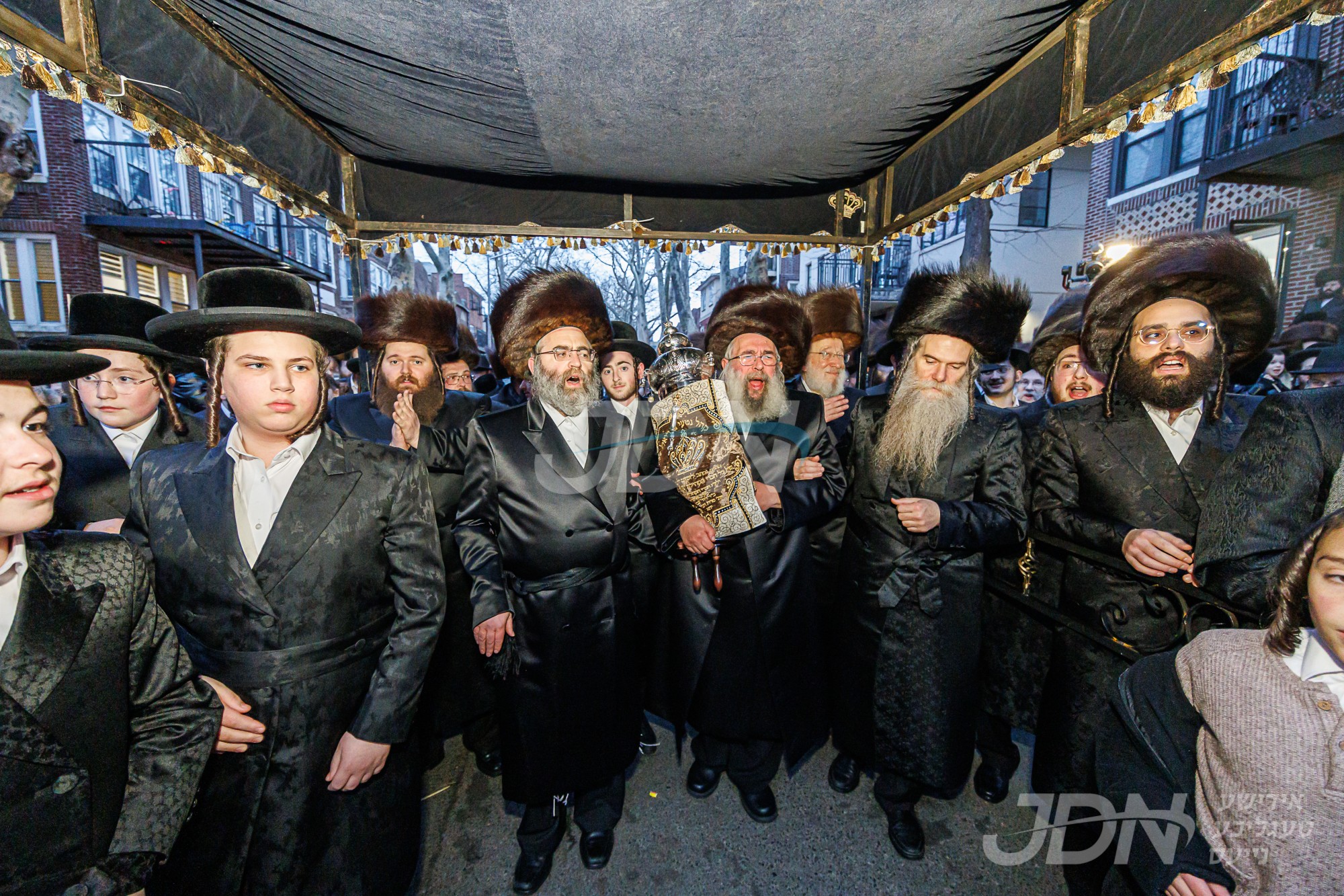 הכנסת ספר תורה צו ביהמ&quot;ד נטעי גבריאל געשריבן דורך די חברי הקהילה