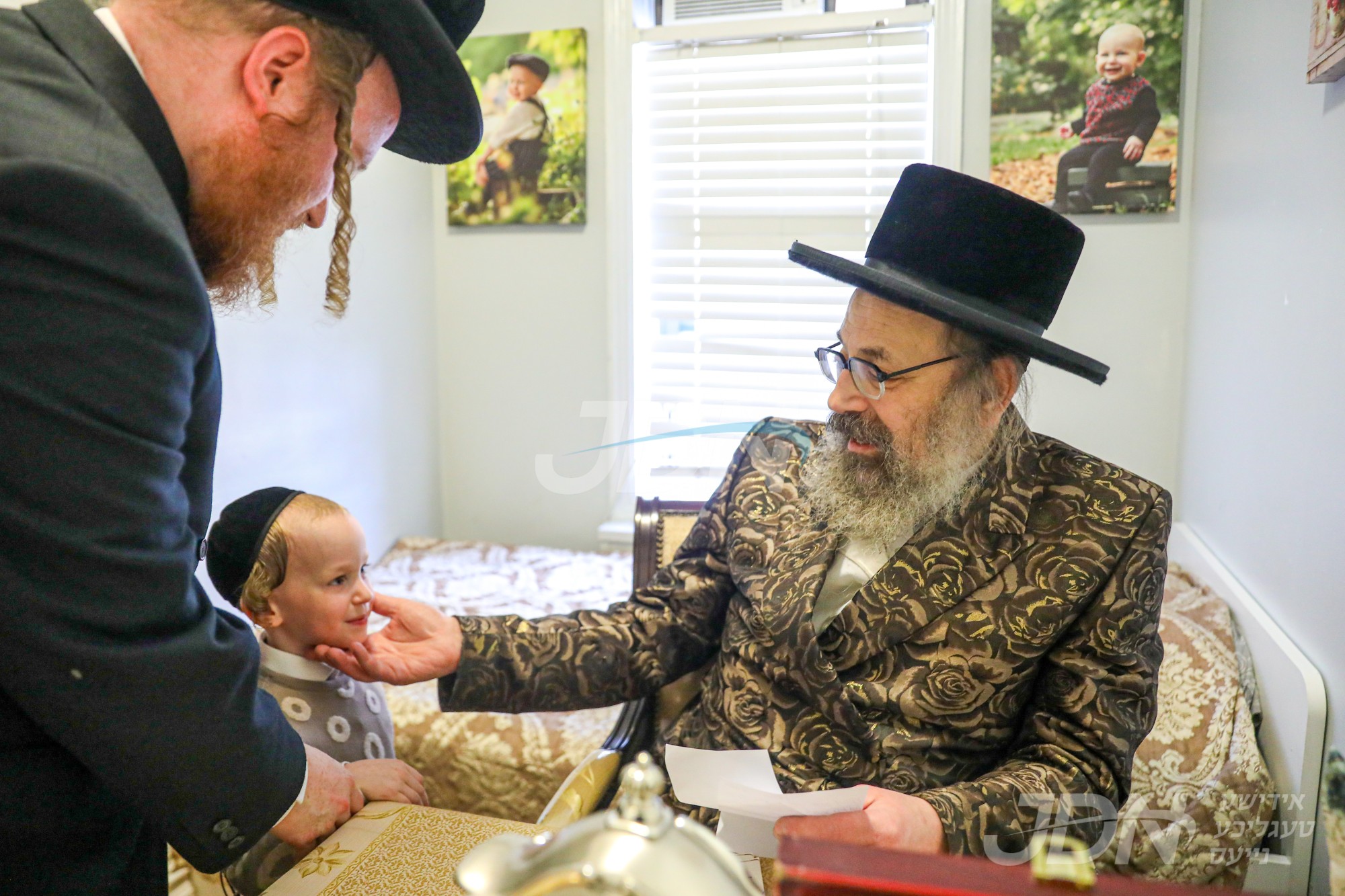 האדמו&quot;ר מוויזניץ פון לאנדאן אין שטוב פון ר&#039; ידידי&#039; לייבלער אין בארא פארק