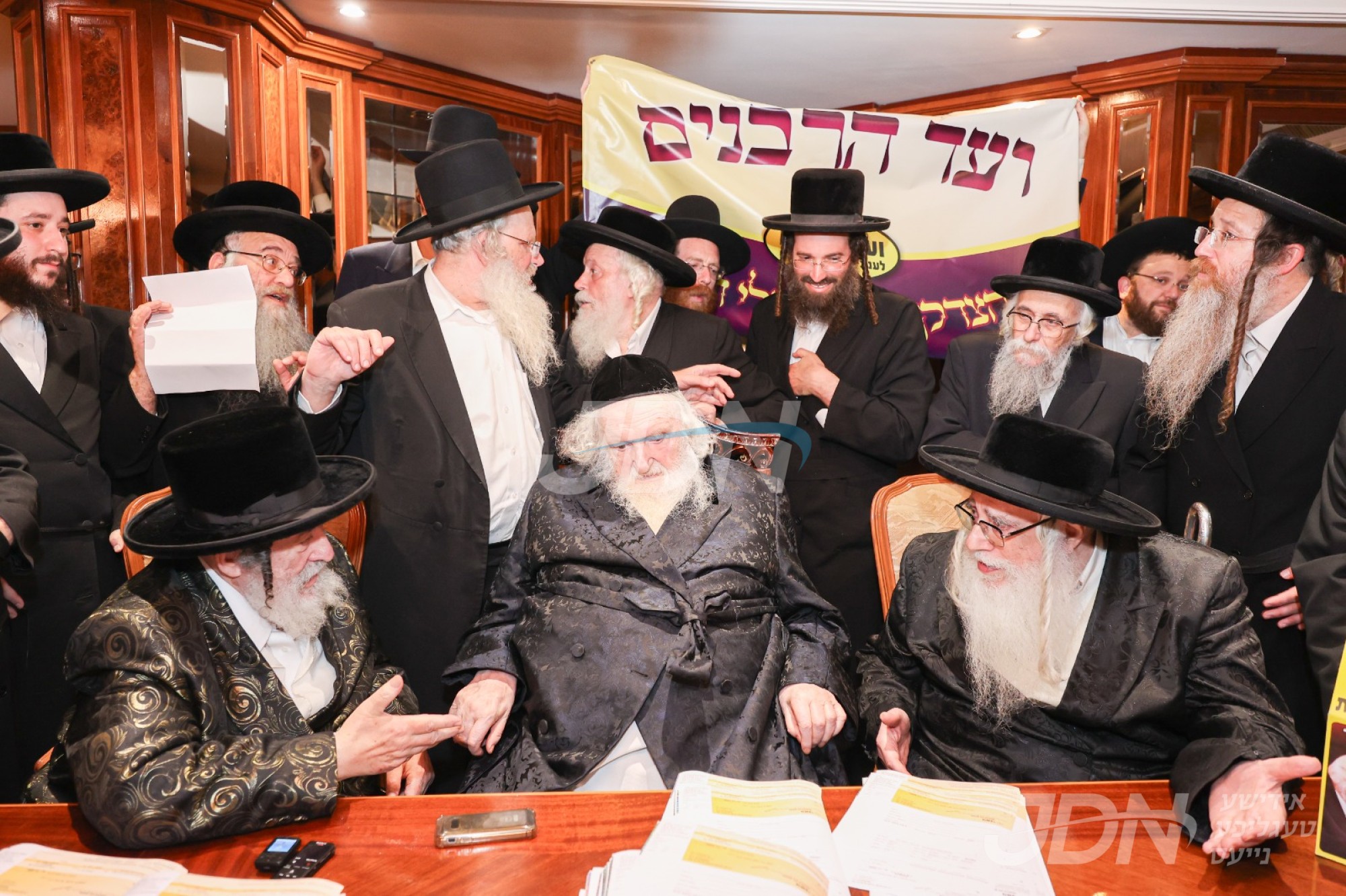 ערהאבן מחזה ביים כינוס פון וועד הרבנים, בראשות גדולי ישראל