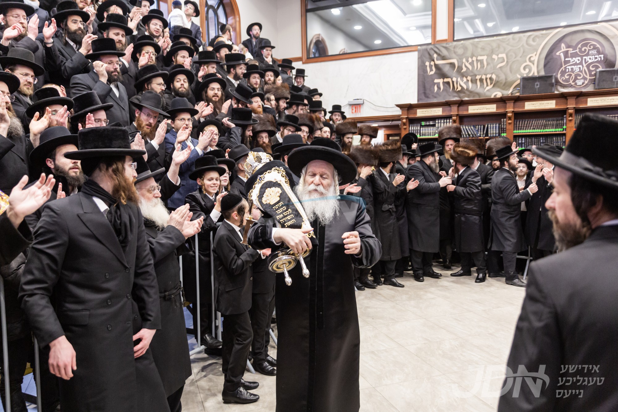 הכנסת ספר תורה צו ביהמ&quot;ד באבוב אין לעיקוואד