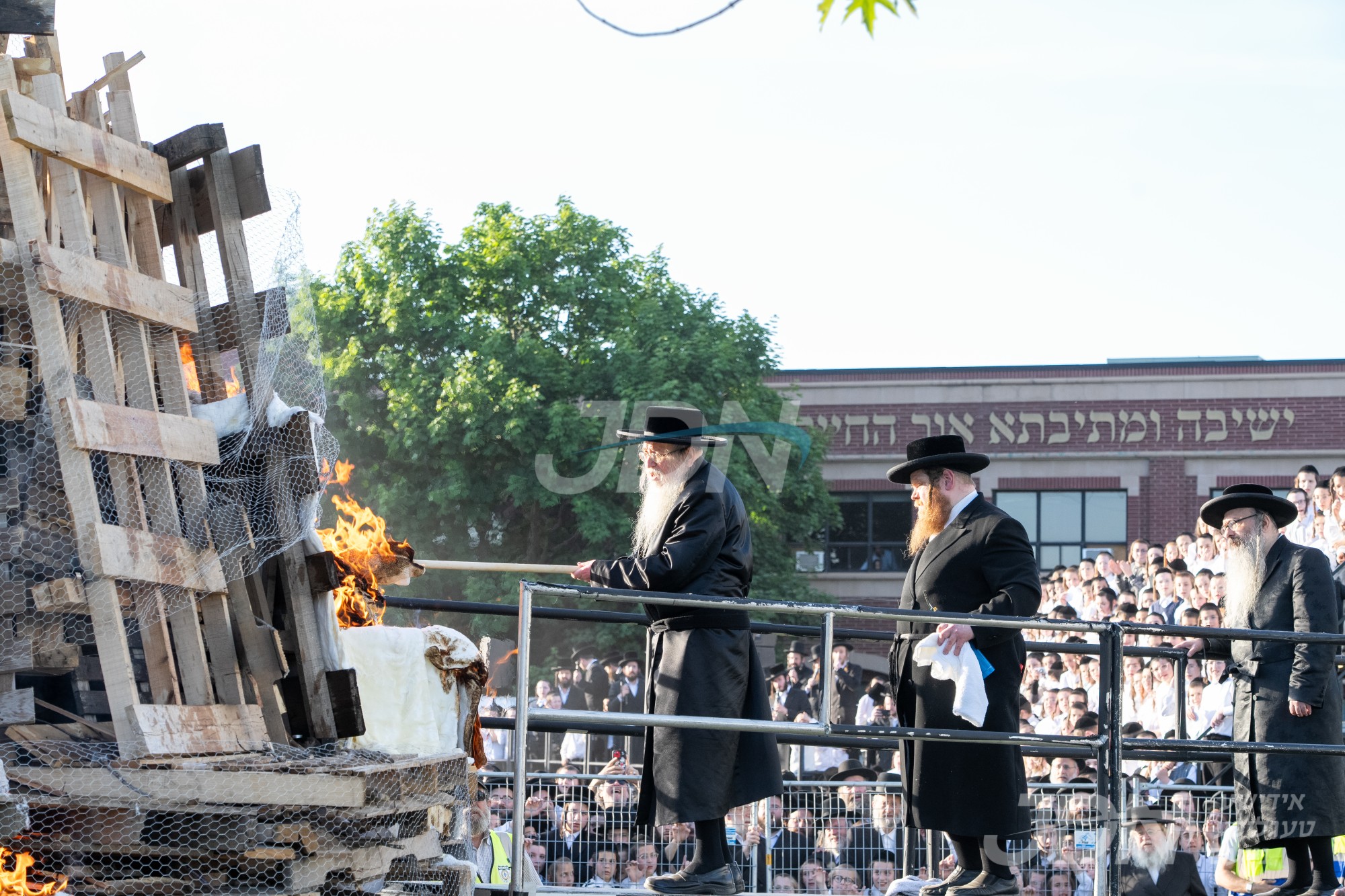 הדלקה און טיש ל&quot;ג בעומר אין חצר הקודש טאהש