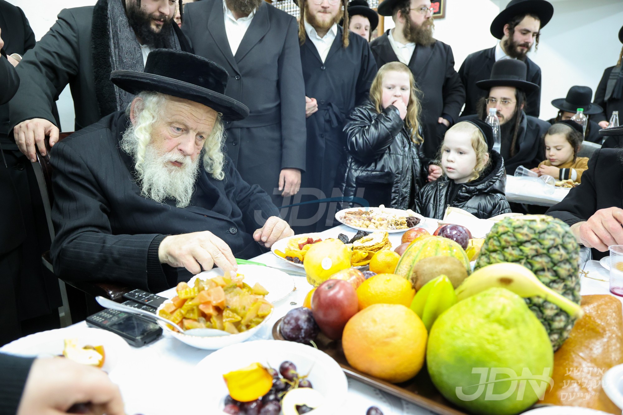 פירות טיש חמשה עשר בשבט אין ביהמ&quot;ד שערי זוהר חכמה אין שפיץ פון הגה&quot;צ המקובל ר&#039; אברהם אביש צענווירט