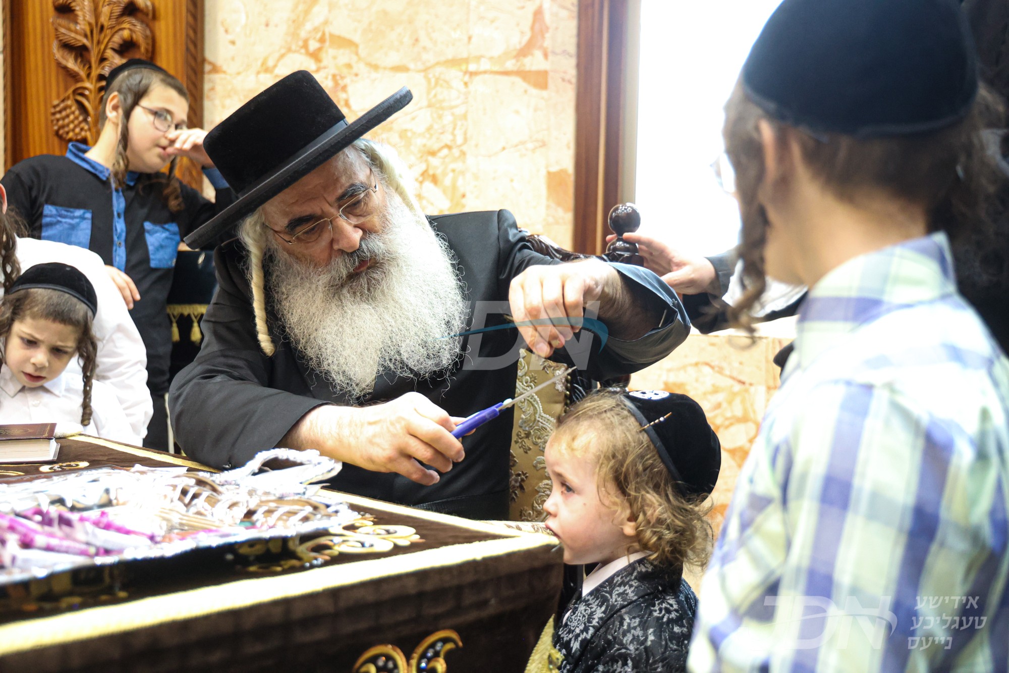 האדמו&quot;ר מדושינסקיא ביי די חאלאקעס און טיש ל&quot;ג בעומר