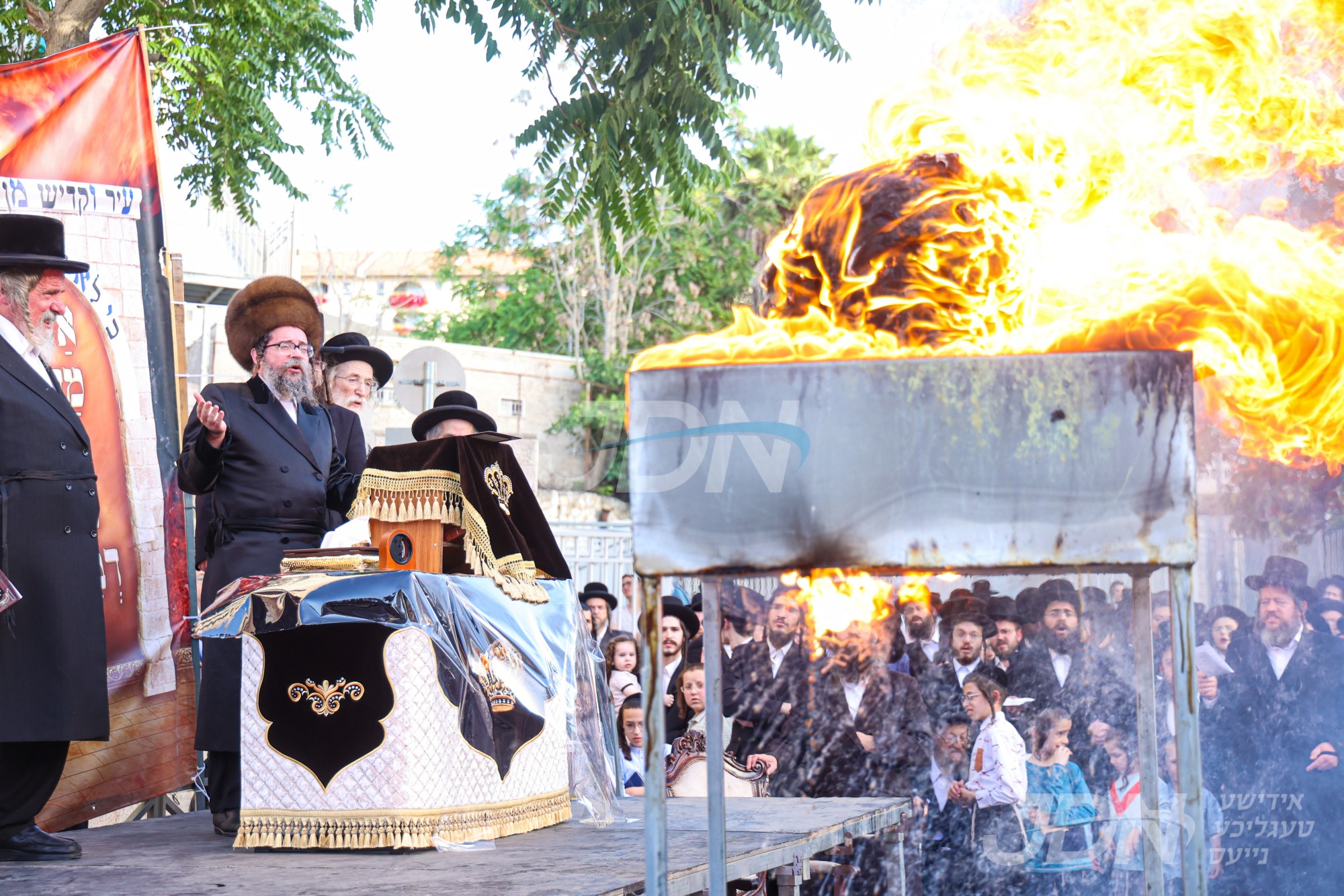 הדלקה און טיש ל&quot;ג בעומר אין חצר הקודש סקולען ירושלים