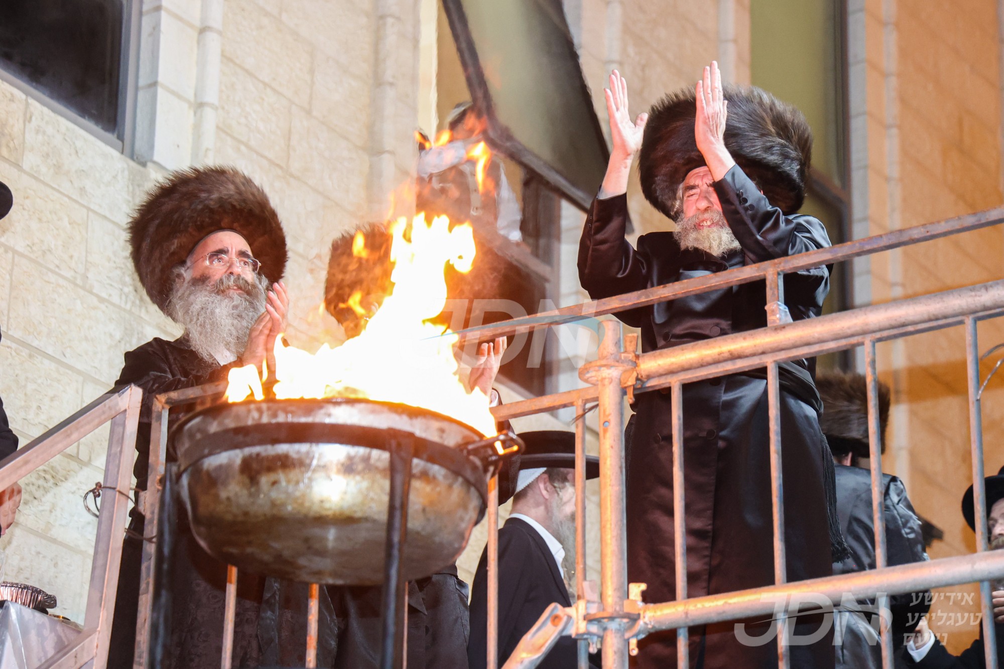 הדלקה ל&quot;ג בעומר אין חצר הקודש ראחמיסטריווקא