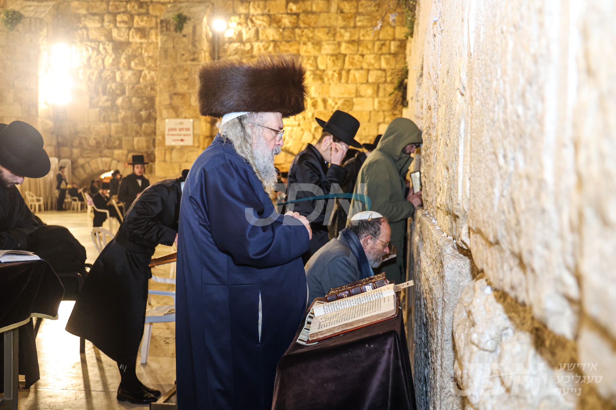 האדמו&quot;ר מלעלוב איז מתפלל ביים כותל המערבי