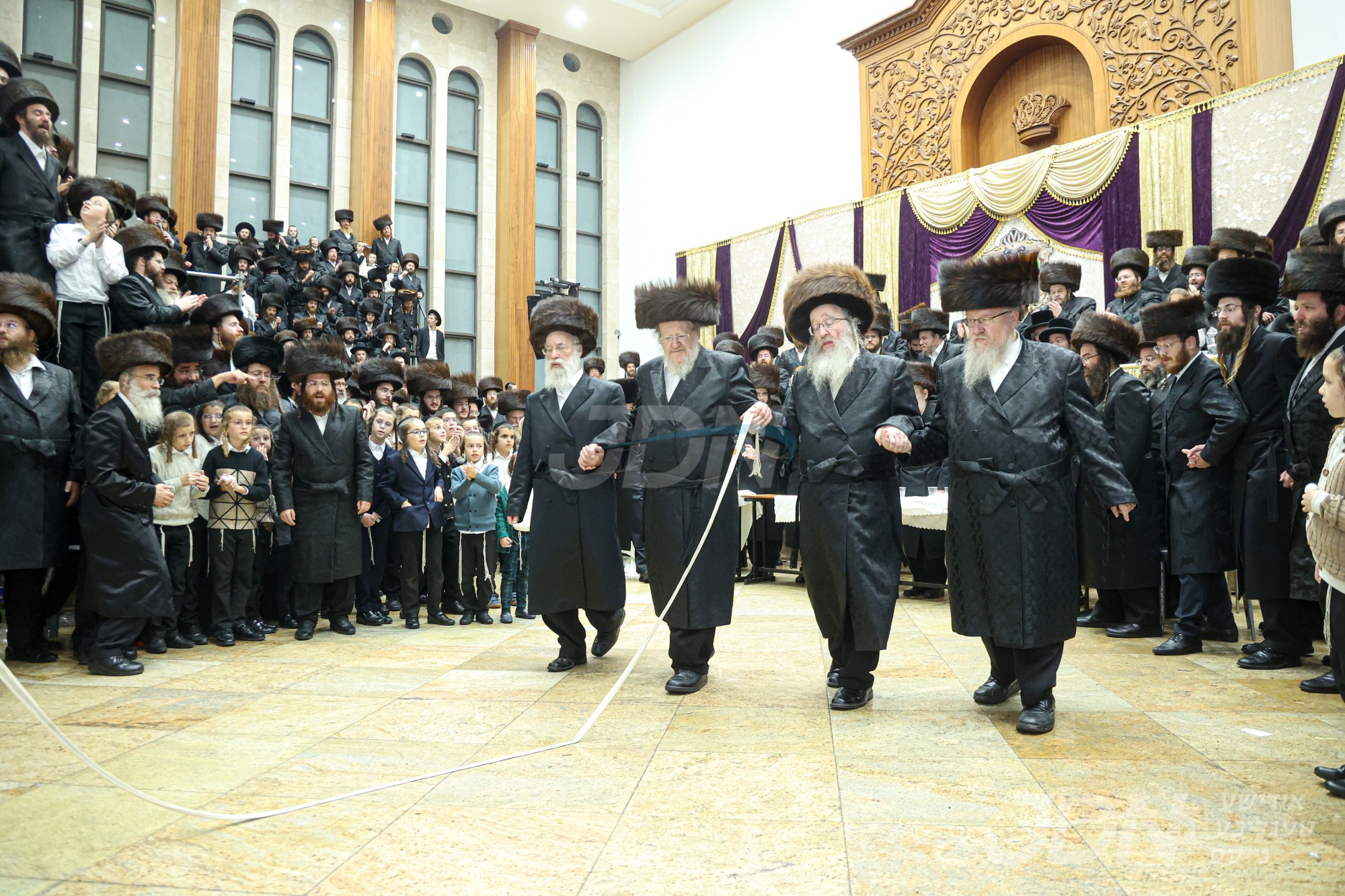 שמחת החתונה פון אן אייניקל פון כ&quot;ק אדמו&quot;ר מביאלא זצ&quot;ל הכלה בת הגה&quot;צ אב&quot;ד ביאלא מעלה עמוס