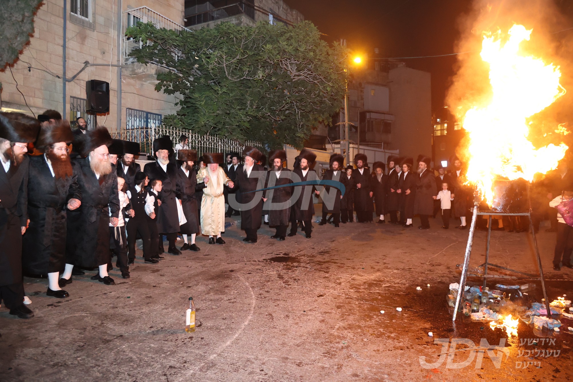 הדלקה ל&quot;ג בעומר אין חצר הקודש לעלוב