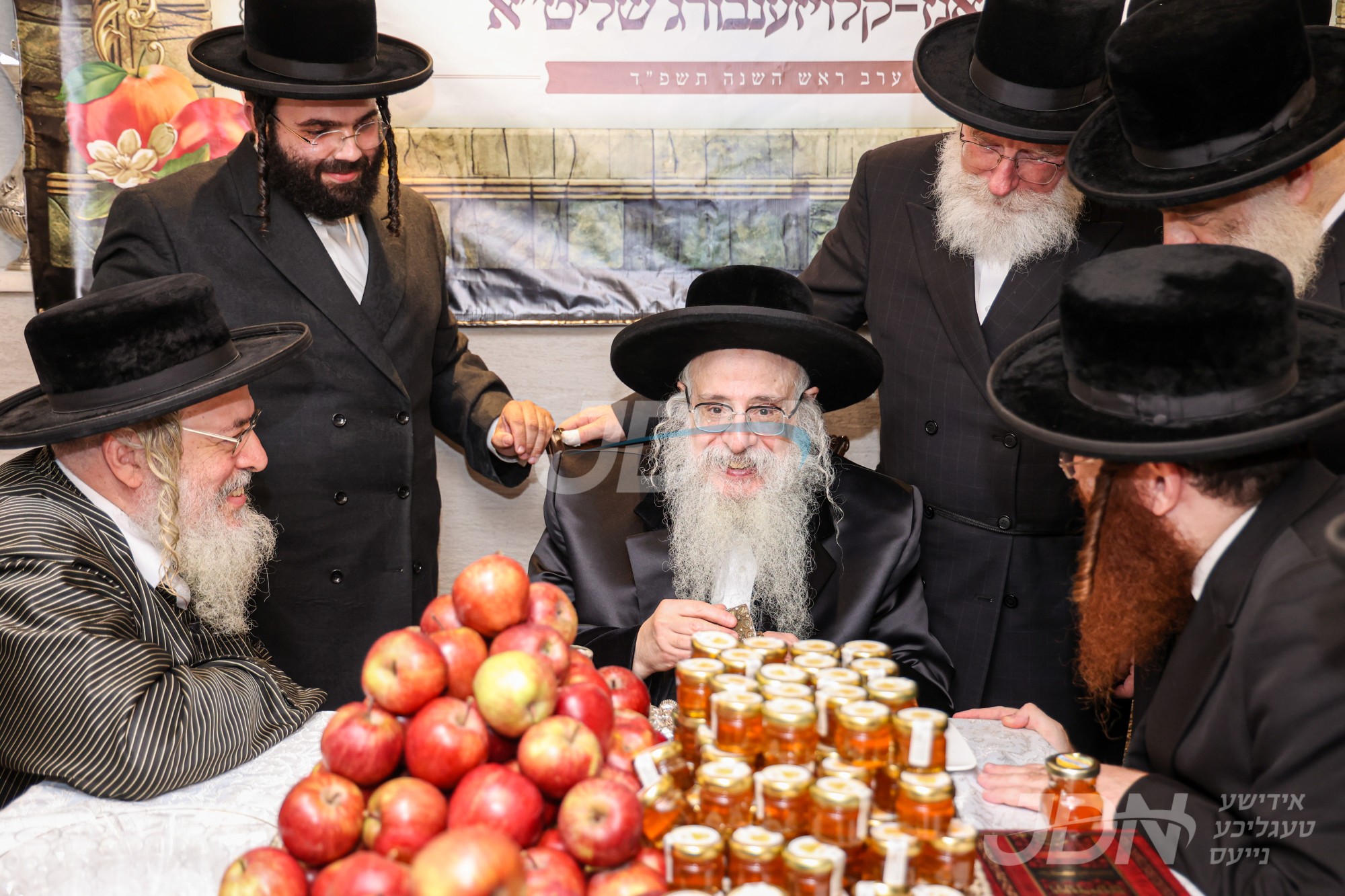 האדמו&quot;ר מצאנז קלויזענבורג באזוכט מוסדות בית לפליטות