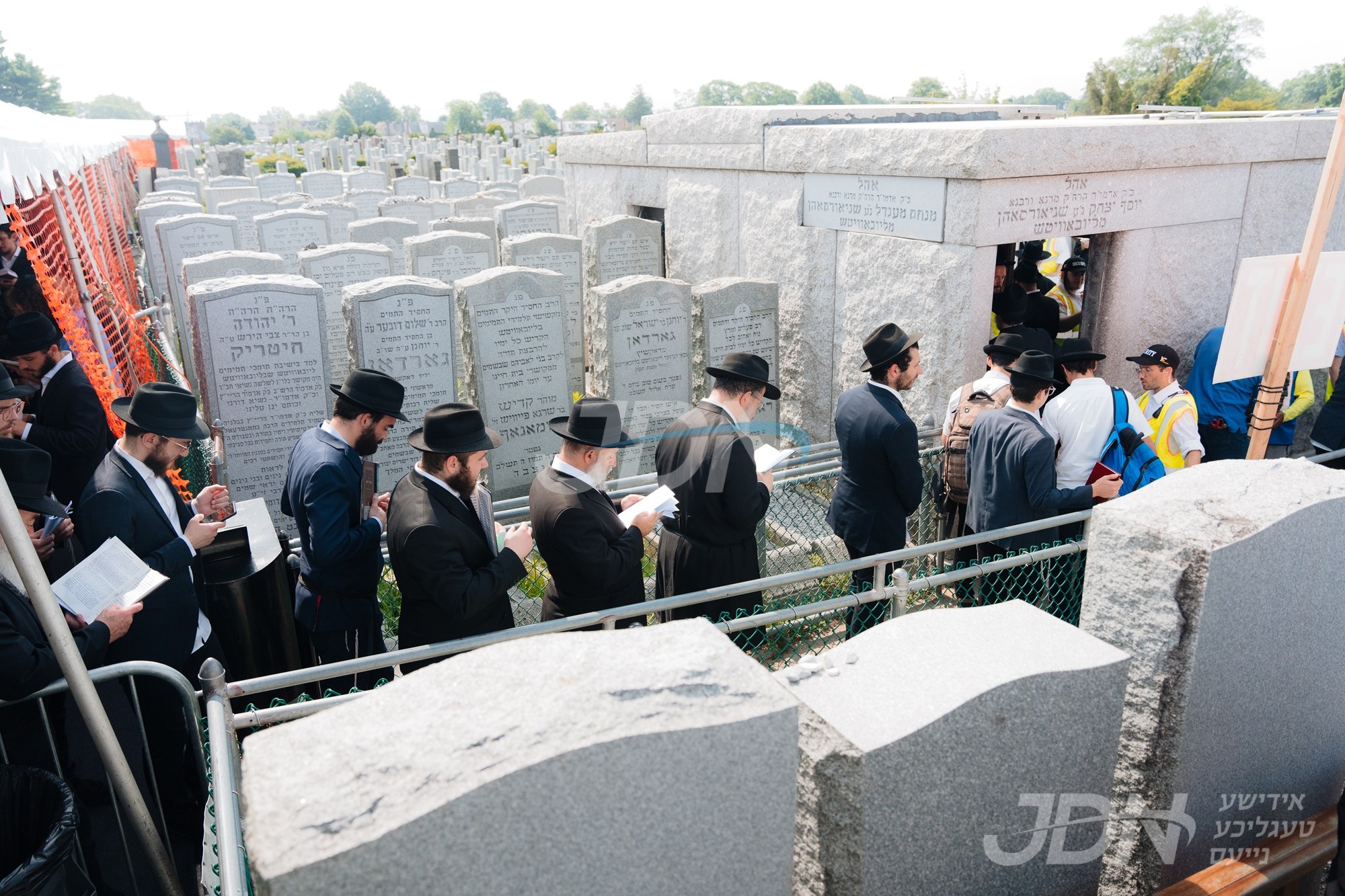 טויזענטער אידן זענען מתפלל ביים ציון האדמו&quot;ר מלויבאוויטש זצ&quot;ל לרגל די יארצייט