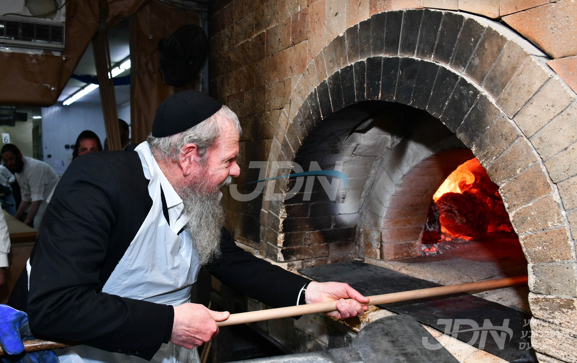 הגרמ&quot;ש אדלשטיין ביים באקן מצות פאר יו&quot;ט פסח הבעל&quot;ט