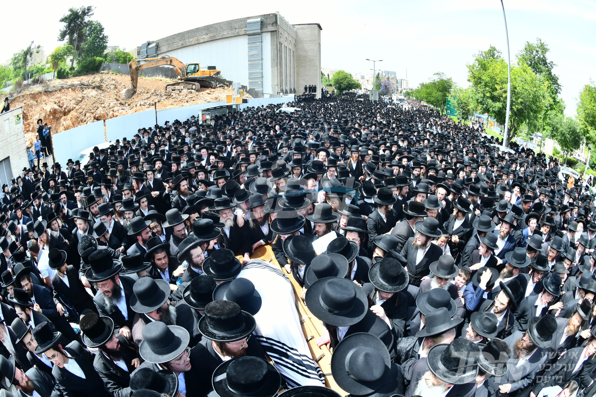 דרכי &quot;ציון&quot; אבילות: מסע הלוויה פון כ&quot;ק אדמו&quot;ר מביאלא זצוק&quot;ל - באריכט און בילדער