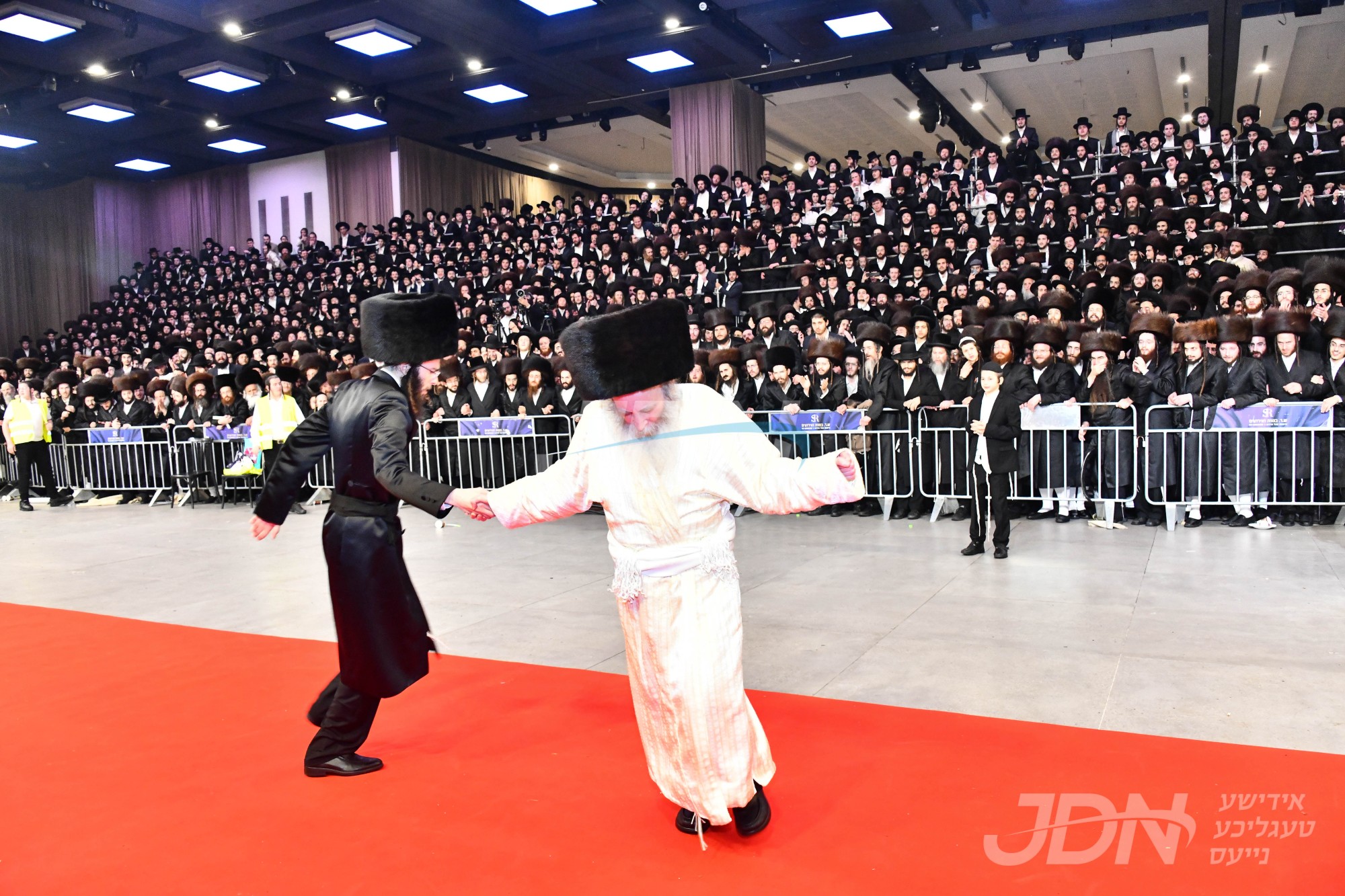 שמחת החתונה פון החתן בן הגה&quot;צ רבי יצחק מאיר מארגענשטערן מיט הכלה בת האדמו&quot;ר מאשלאג