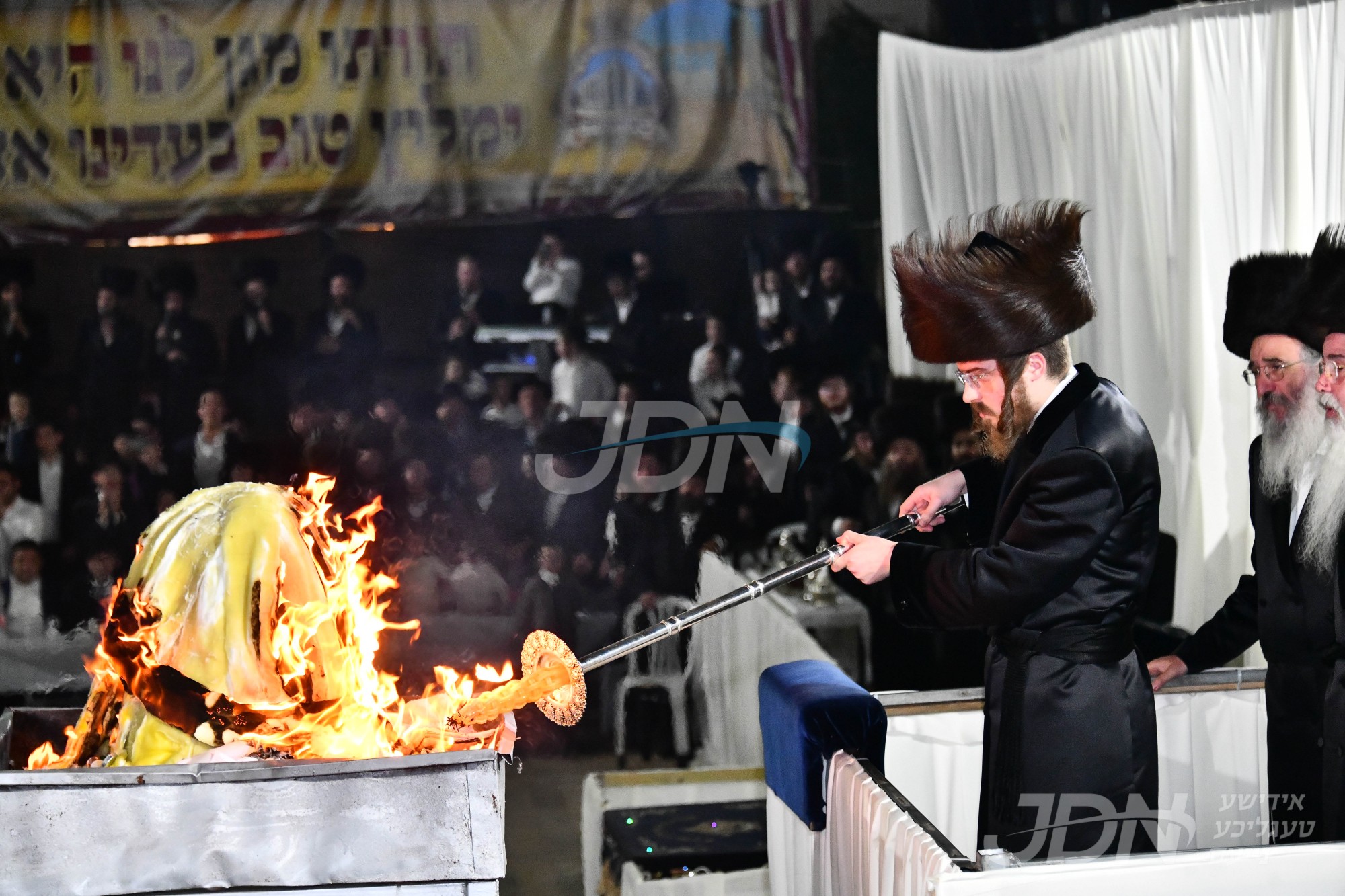 הדלקה ל&quot;ג בעומר אין חצר הקודש סאדיגורה