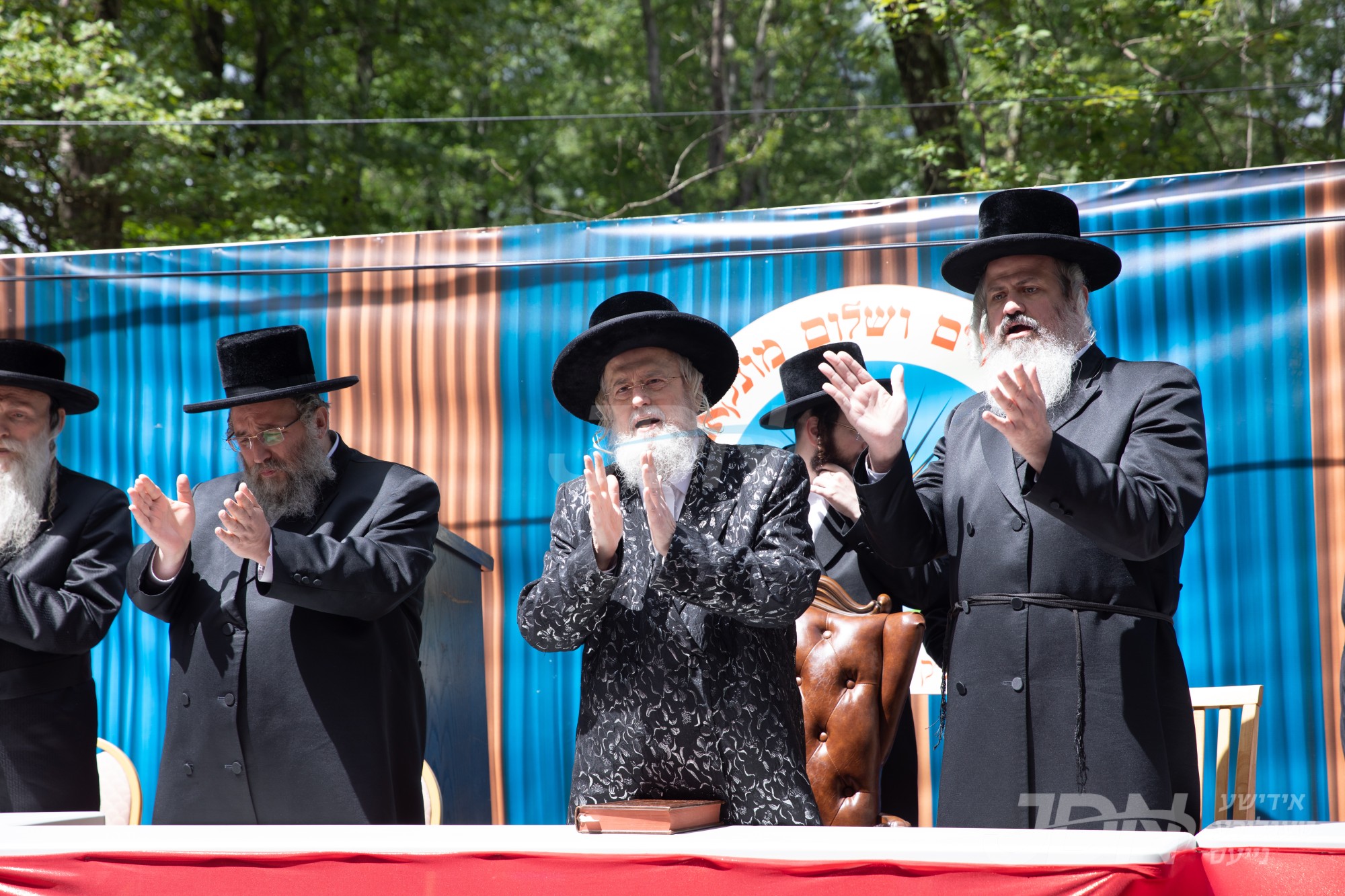 האדמו&quot;ר ממונקאטש באזוכט אין מחנה חיים ושלום מונקאטש