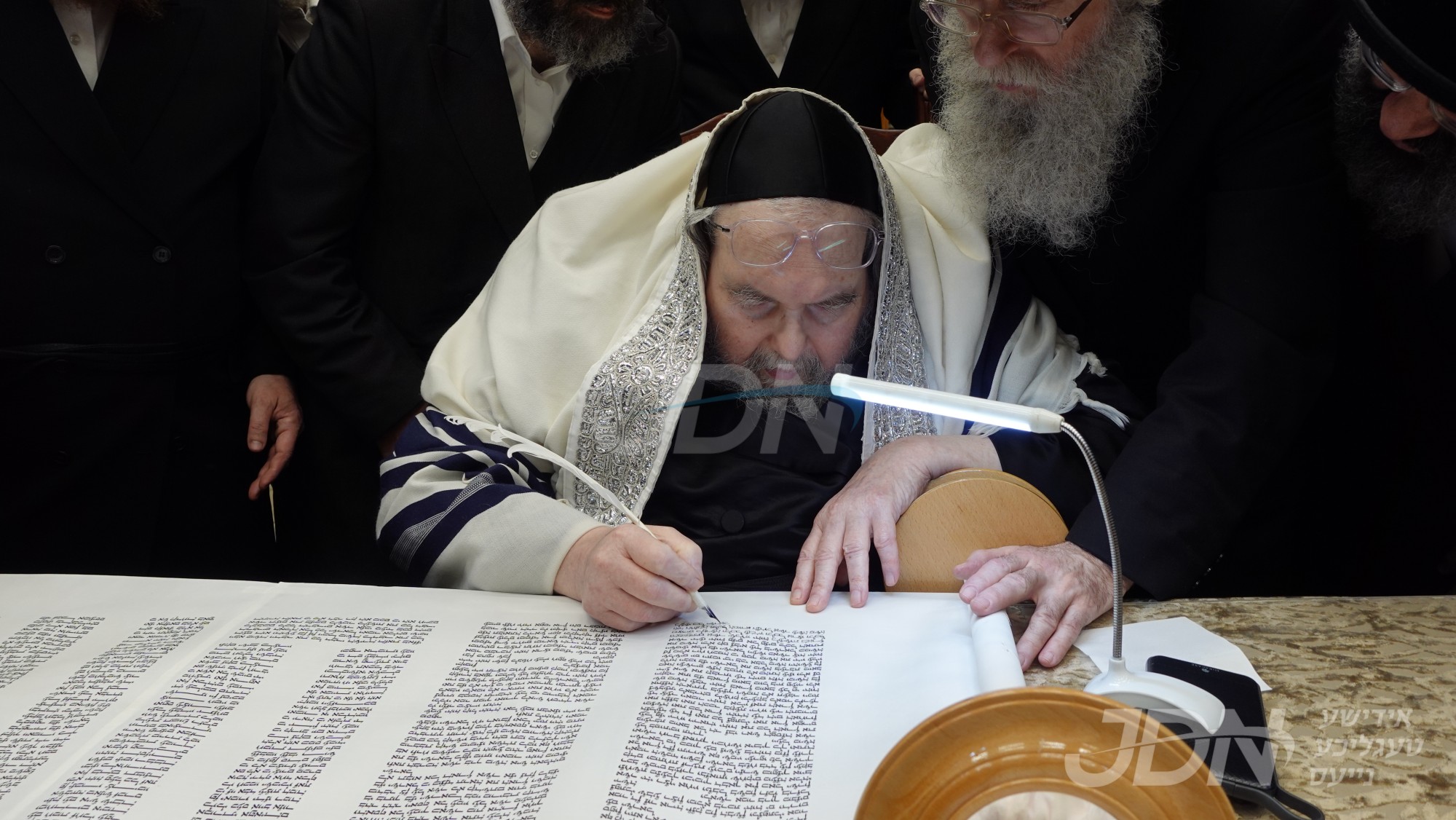 האדמו&quot;ר מבעלזא ביים כתיבת האותיות פארן ספר תורה וואס ווערט אריינגעגעבן צו ביהמ&quot;ד בעלזא אויף 36 סטריט אין בארא פארק