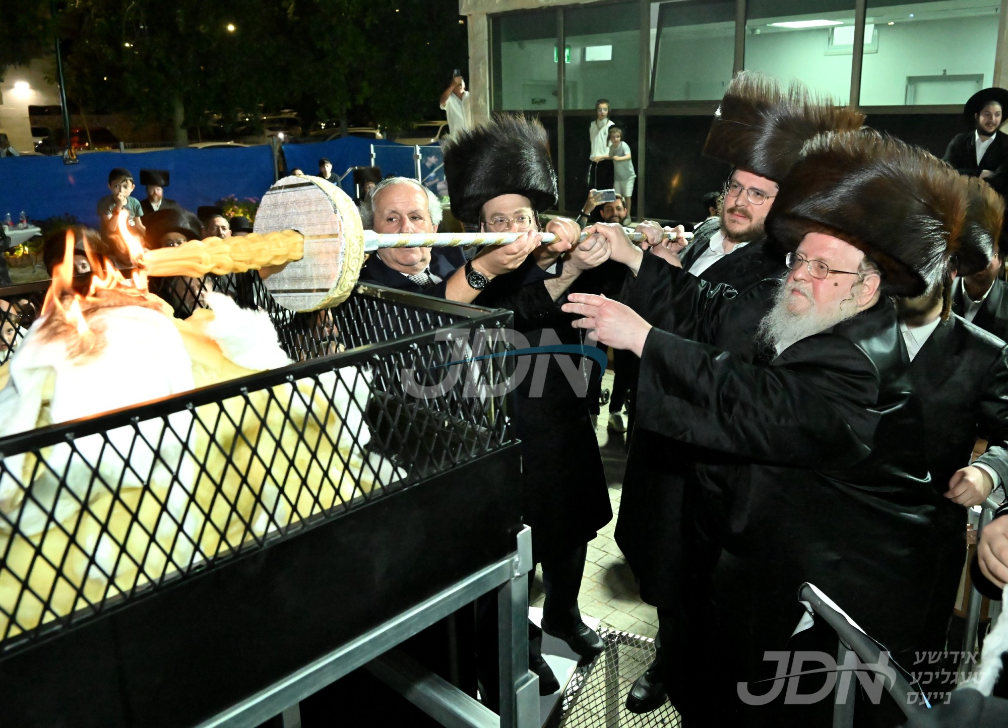 הדלקה און טיש ל&quot;ג בעומר אין חצר הקודש סאסוב