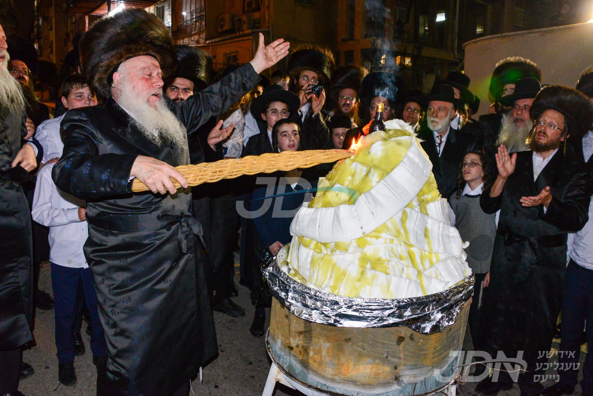 הדלקה ל&quot;ג בעומר אין חצר הקודש וואסלוי