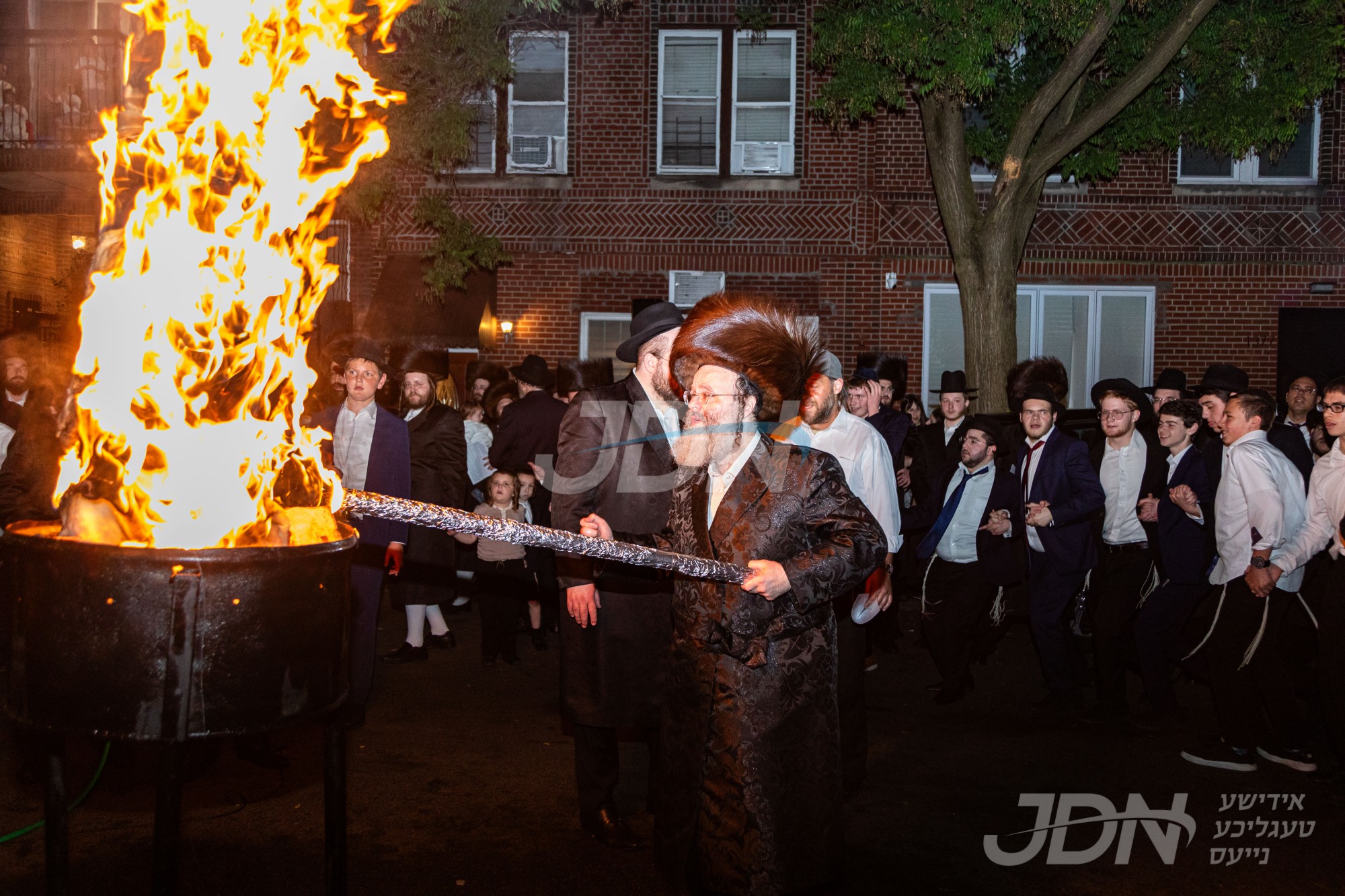 הדלקה ל&quot;ג בעומר אין חצר הקודש בעלעד