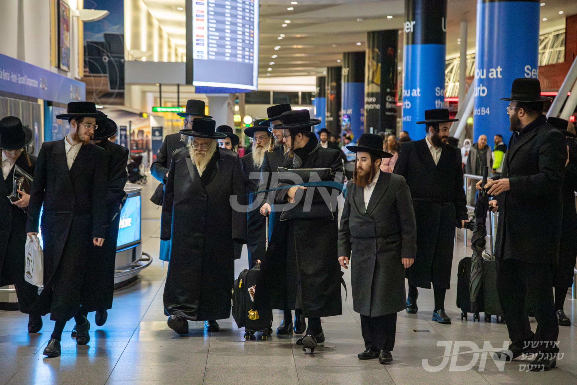 האדמו&quot;ר מתולדות אהרן ביים אנקומען אויף א באזוך אין ניו יארק