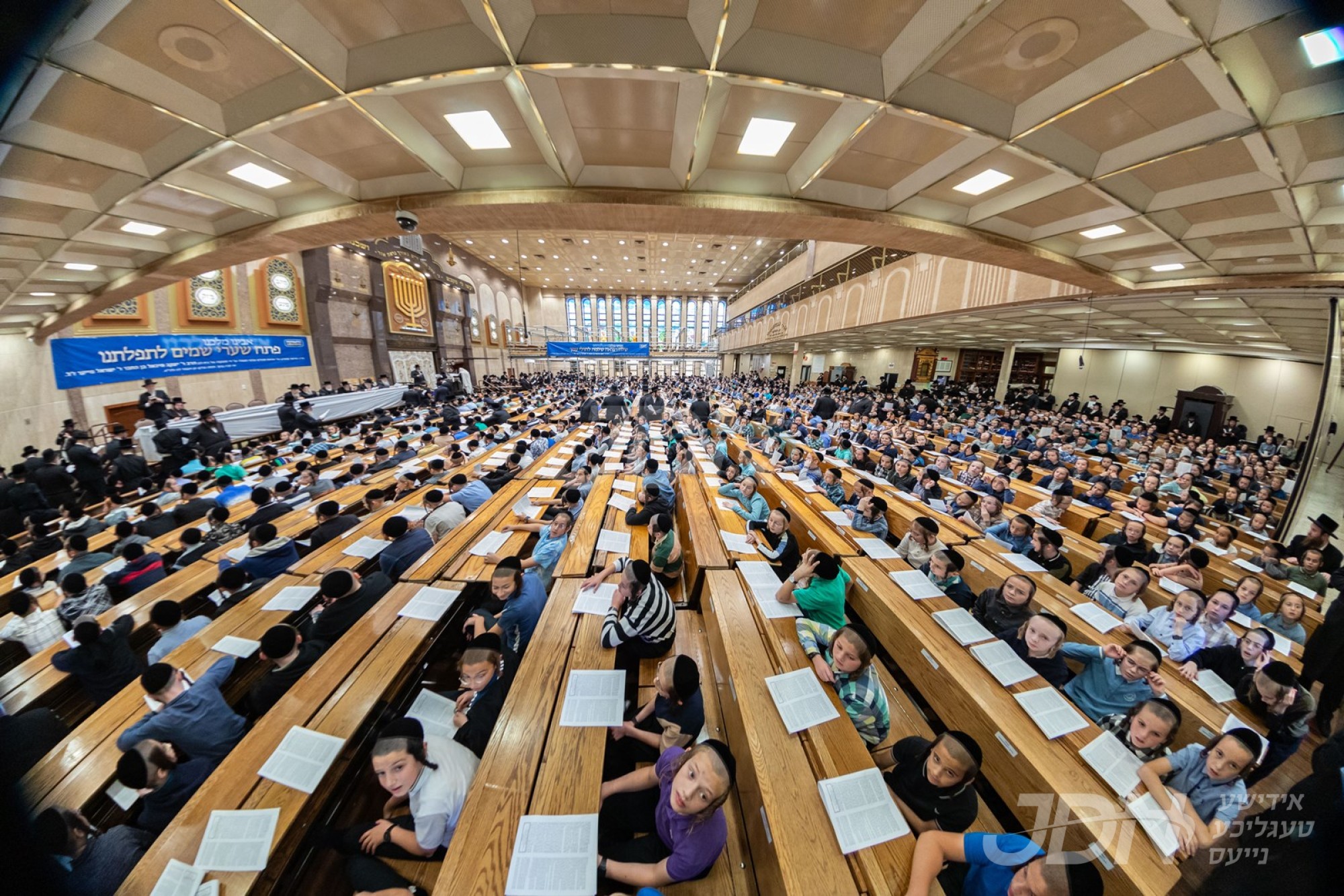 האלט מיט לעבעדיג: גרויסארטיגע עצרת תפילה דורך מתעסקים